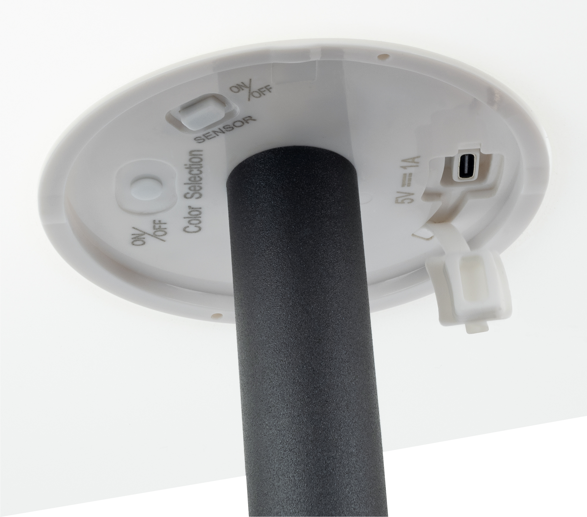 Weiße Gerätebasis mit schwarzer Stange und einer weißen Oberseite mit Knöpfen und einem USB-Anschluss.