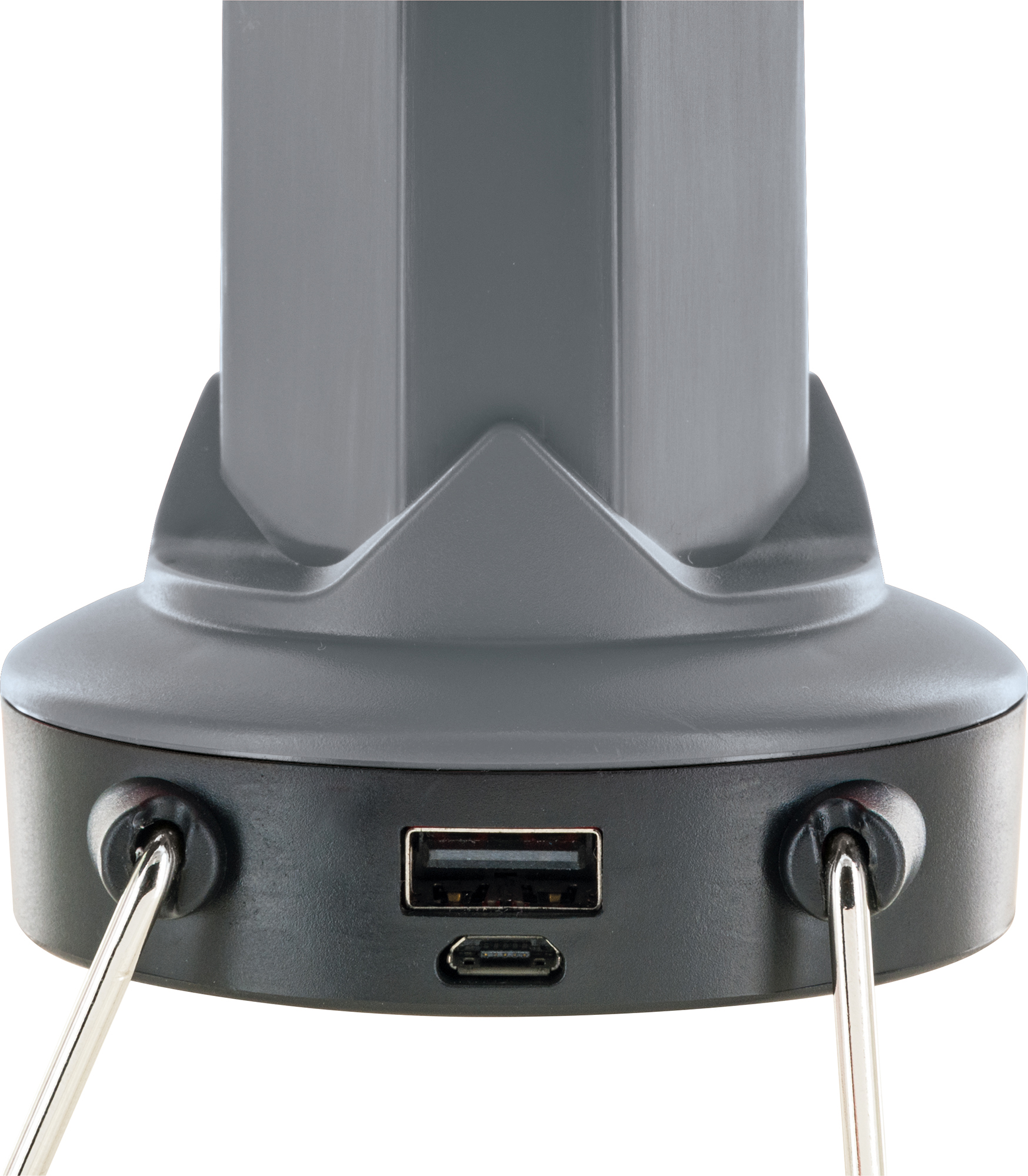 Nahaufnahme eines grauen Laternenfußes mit einem USB-Anschluss und zwei Metallschlaufen zum Aufhängen.