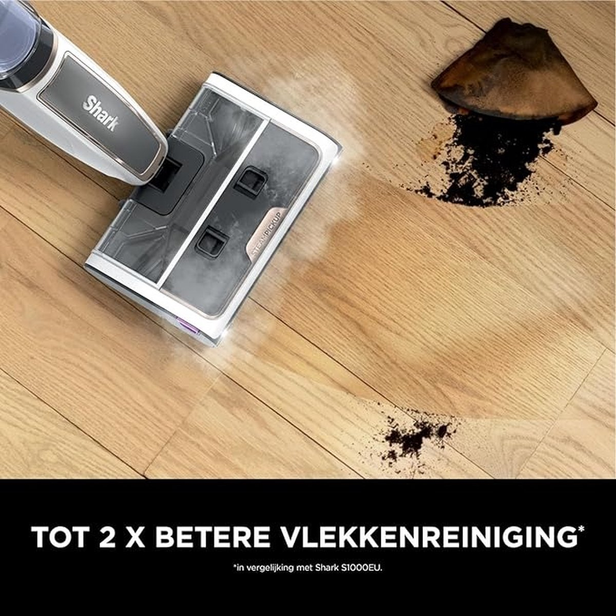 Urządzenie do czyszczenia podłóg na drewnianej podłodze. Widoczne ciemne zanieczyszczenia. Tekst po holendersku.