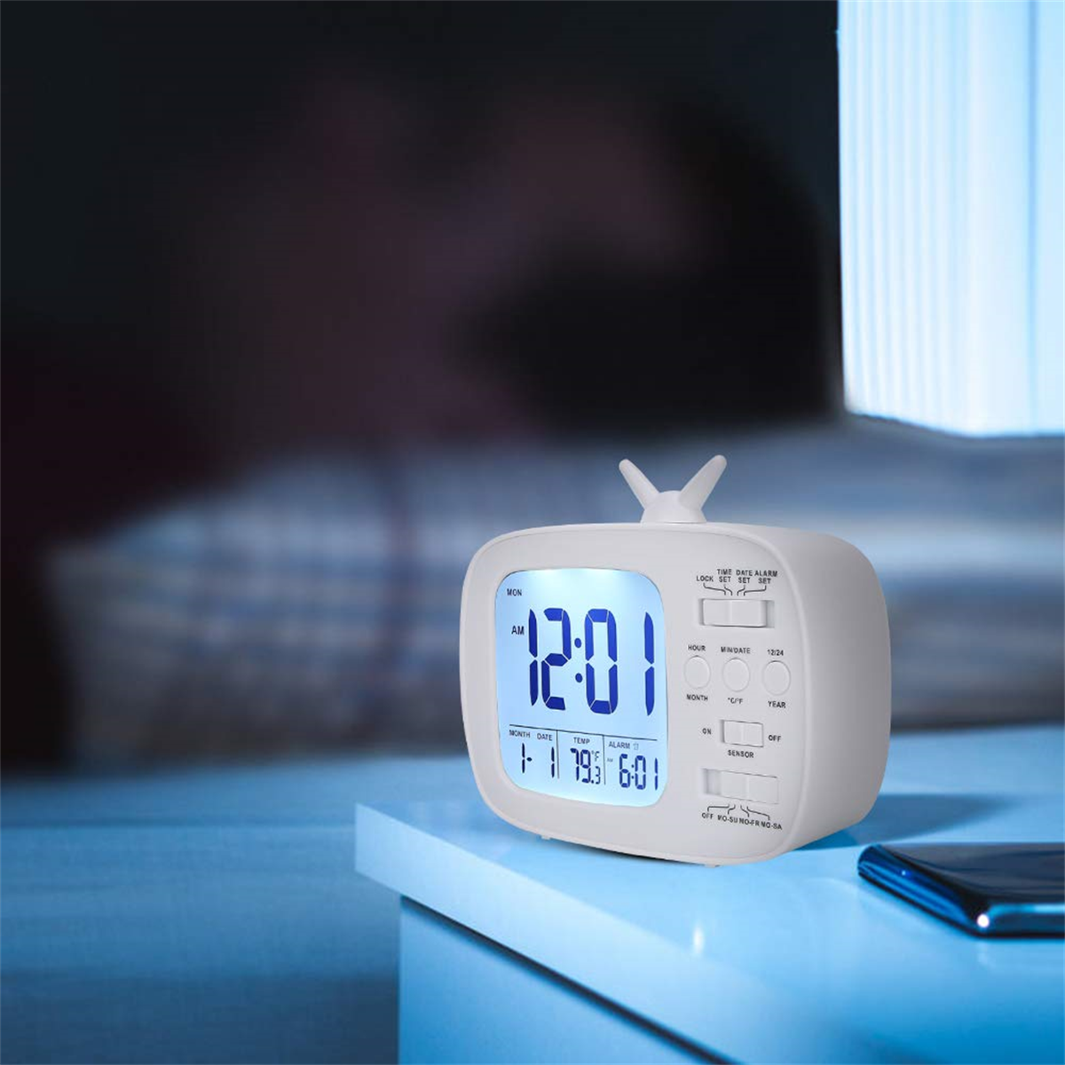 Weißes Radiowecker im Retro-Stil mit blauem Digitaldisplay, zeigt die Uhrzeit.