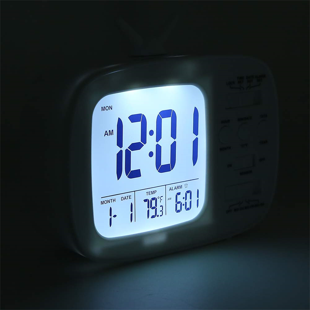 Wecker mit digitaler Anzeige und blauem Licht. Zeigt Zeit und Datum. Dunkler Hintergrund.