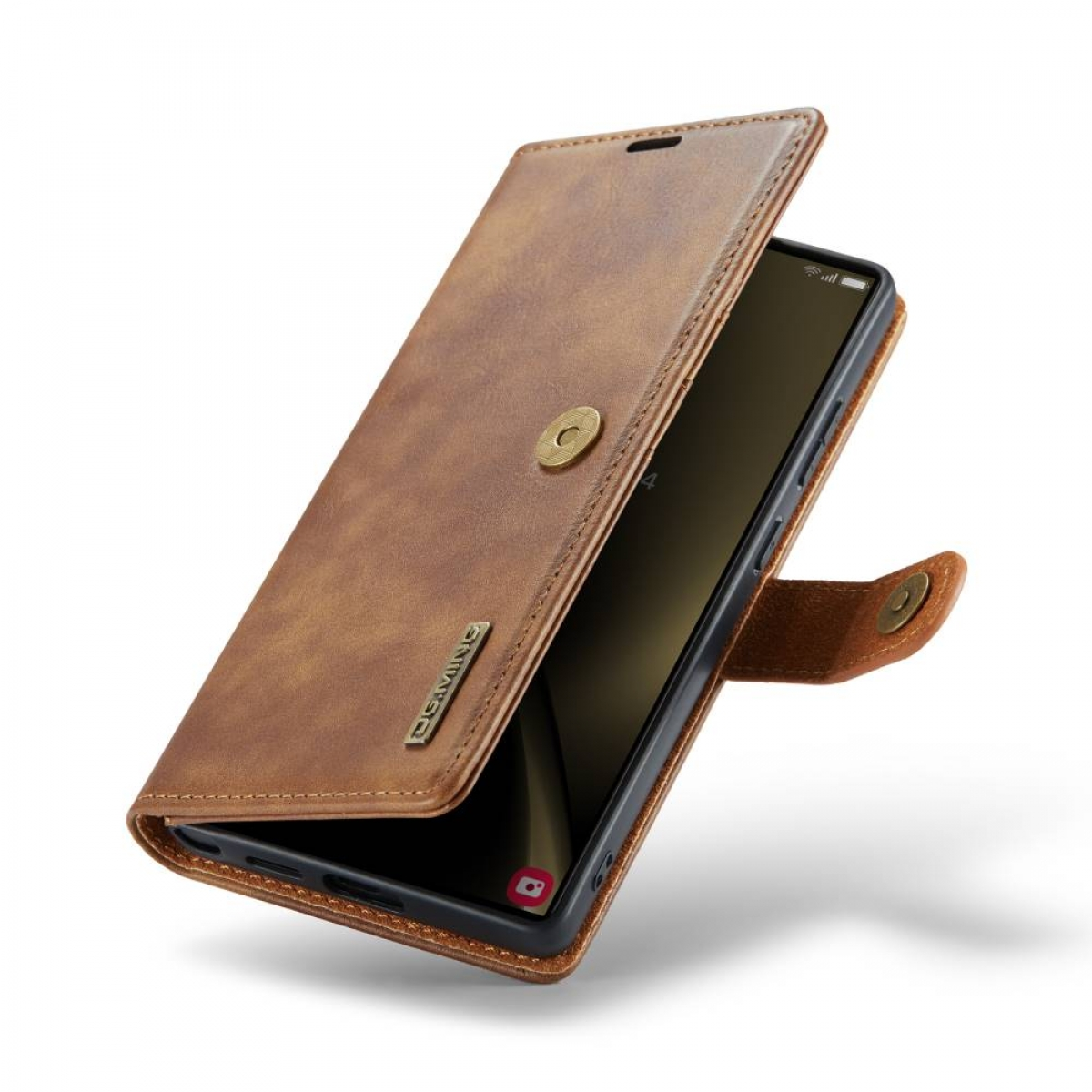 Eine braune Leder-Handyhülle, geöffnet und das Telefon zeigend. Ein goldener Knopf.