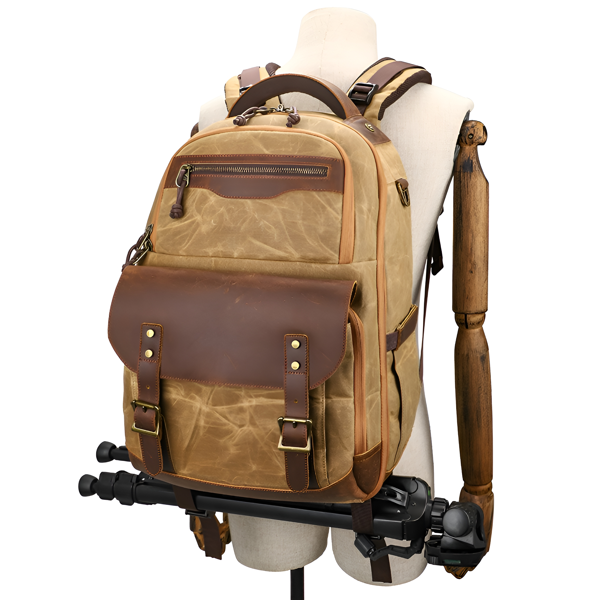 Kamera-Rucksack an einer Schaufensterpuppe mit Stativ, vor weißem Hintergrund.