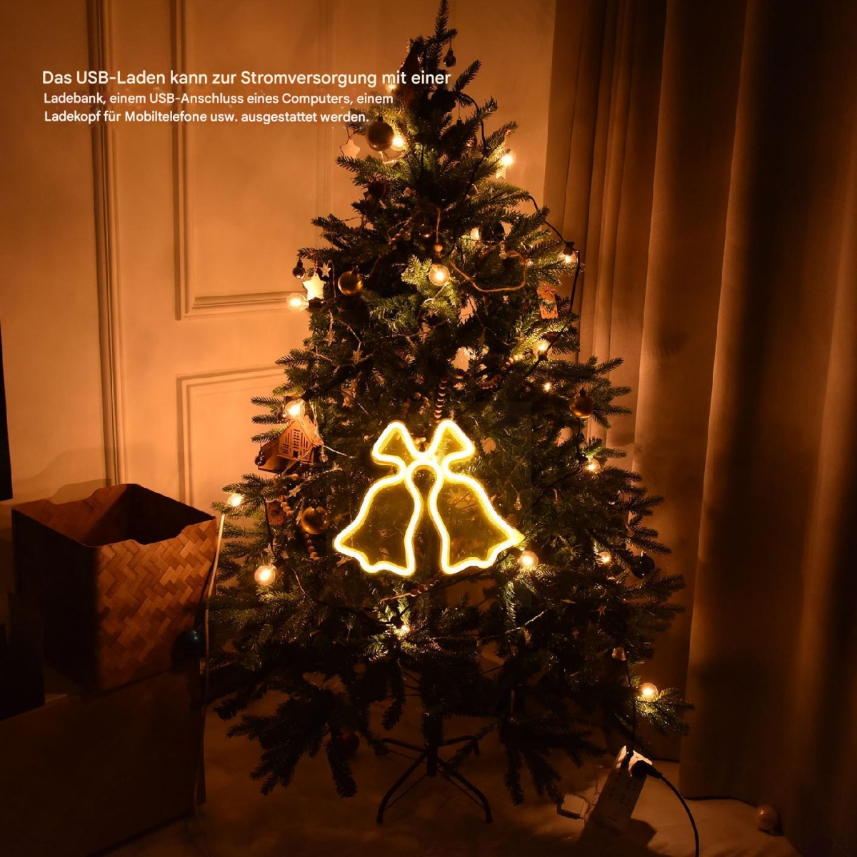 Ein dekorierter Weihnachtsbaum mit glockenförmigem Licht. Warme Beleuchtung und ein Weidenkorb sind sichtbar.