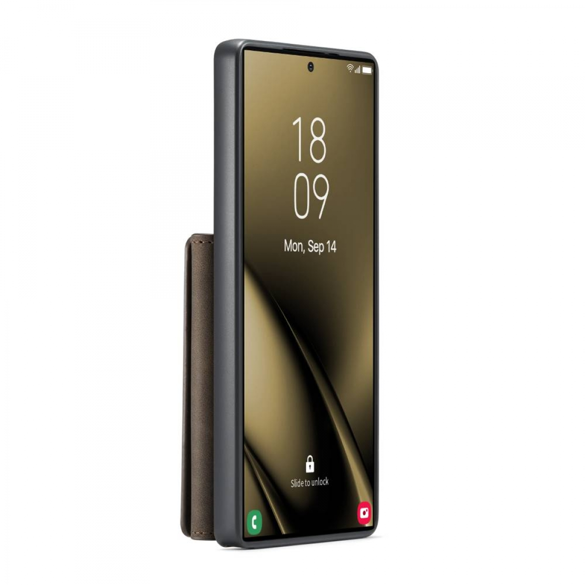 Schwarzes Telefon, Zeitanzeige und braune Handyhülle. Weißer Hintergrund.