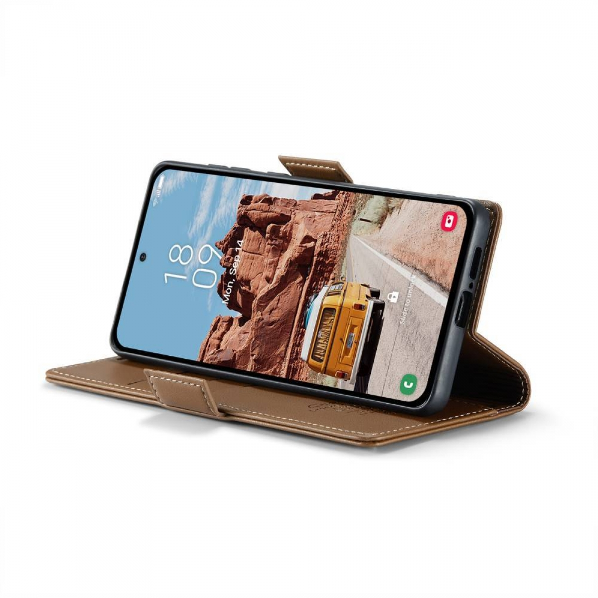 Braune Handyhülle mit Telefon, zeigt eine Landschaft. Geöffnet auf weißer Oberfläche.
