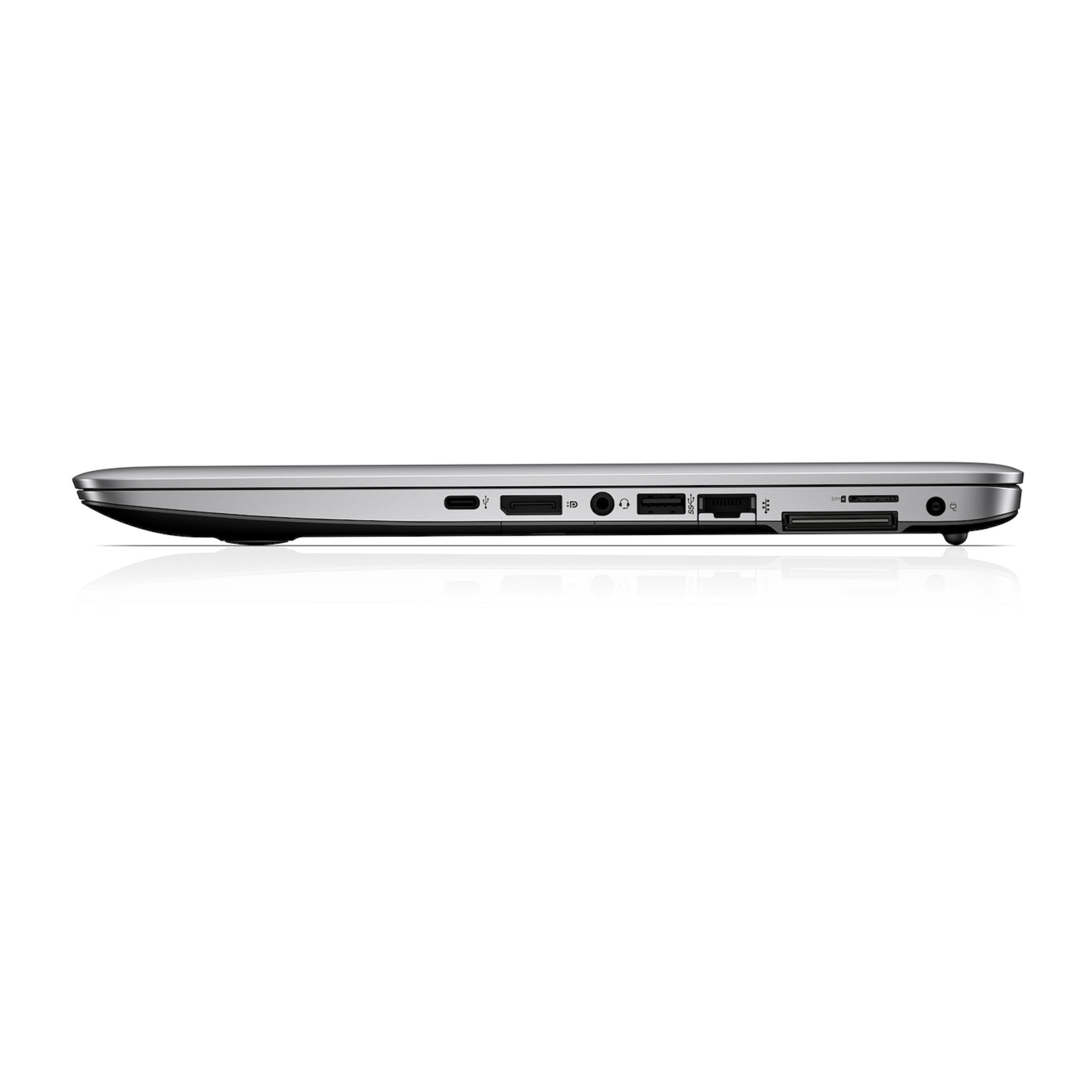 Seitenansicht eines silberfarbenen Laptops. Er hat verschiedene Anschlüsse und befindet sich auf weißem Hintergrund. Der Laptop ist geschlossen.