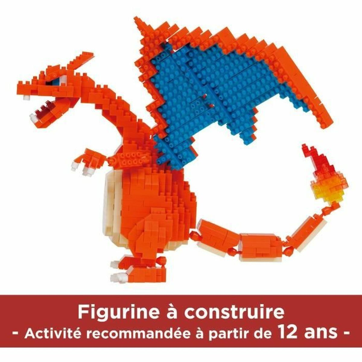 Orangene Charizard Lego Figur. Blaue Flügel, roter Körper. Text: Figur zum Bauen, ab 12 Jahren.