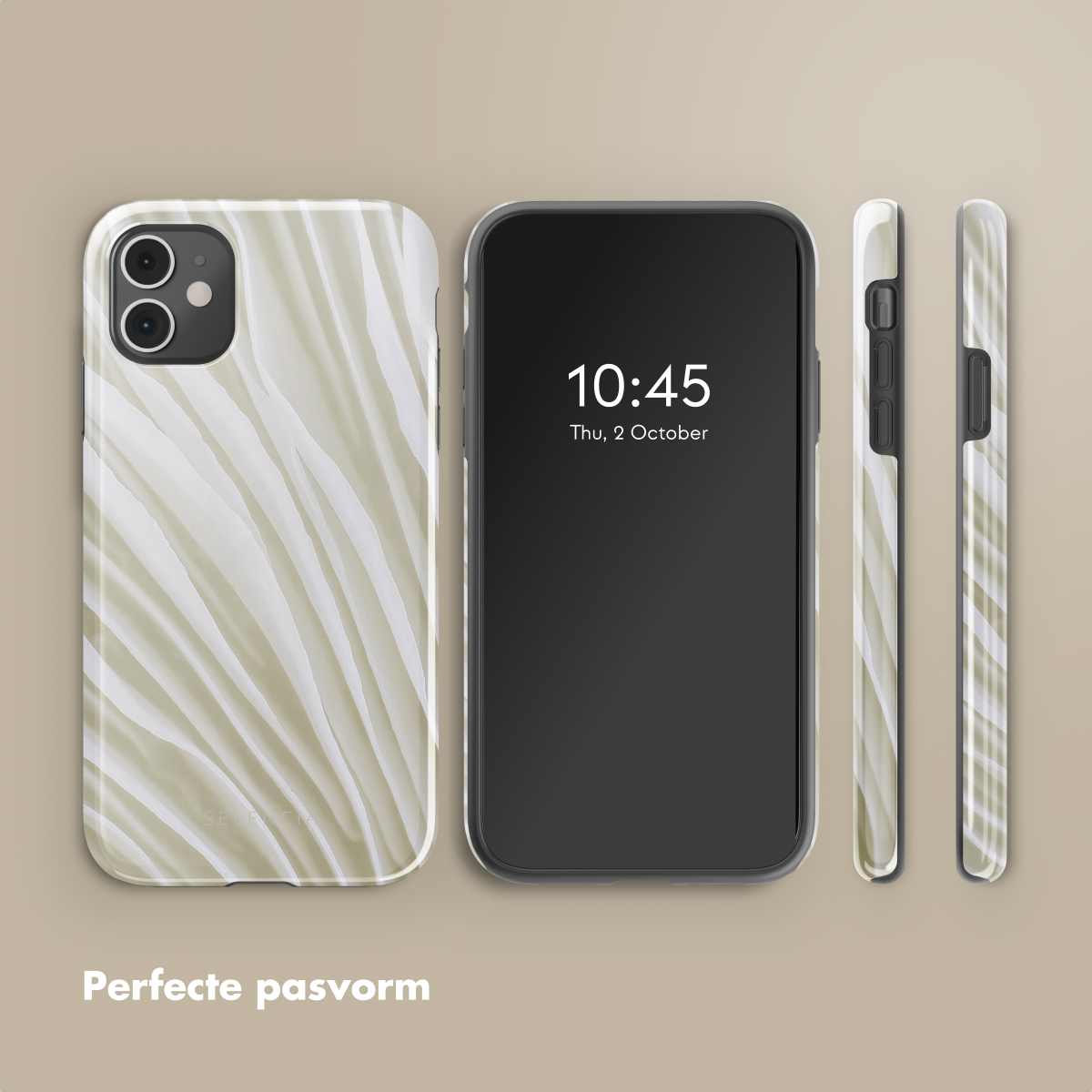 iPhone avec un étui à motifs, affichant l'heure 10:45. L'étui présente un motif ondulé crème. Le fond est beige.