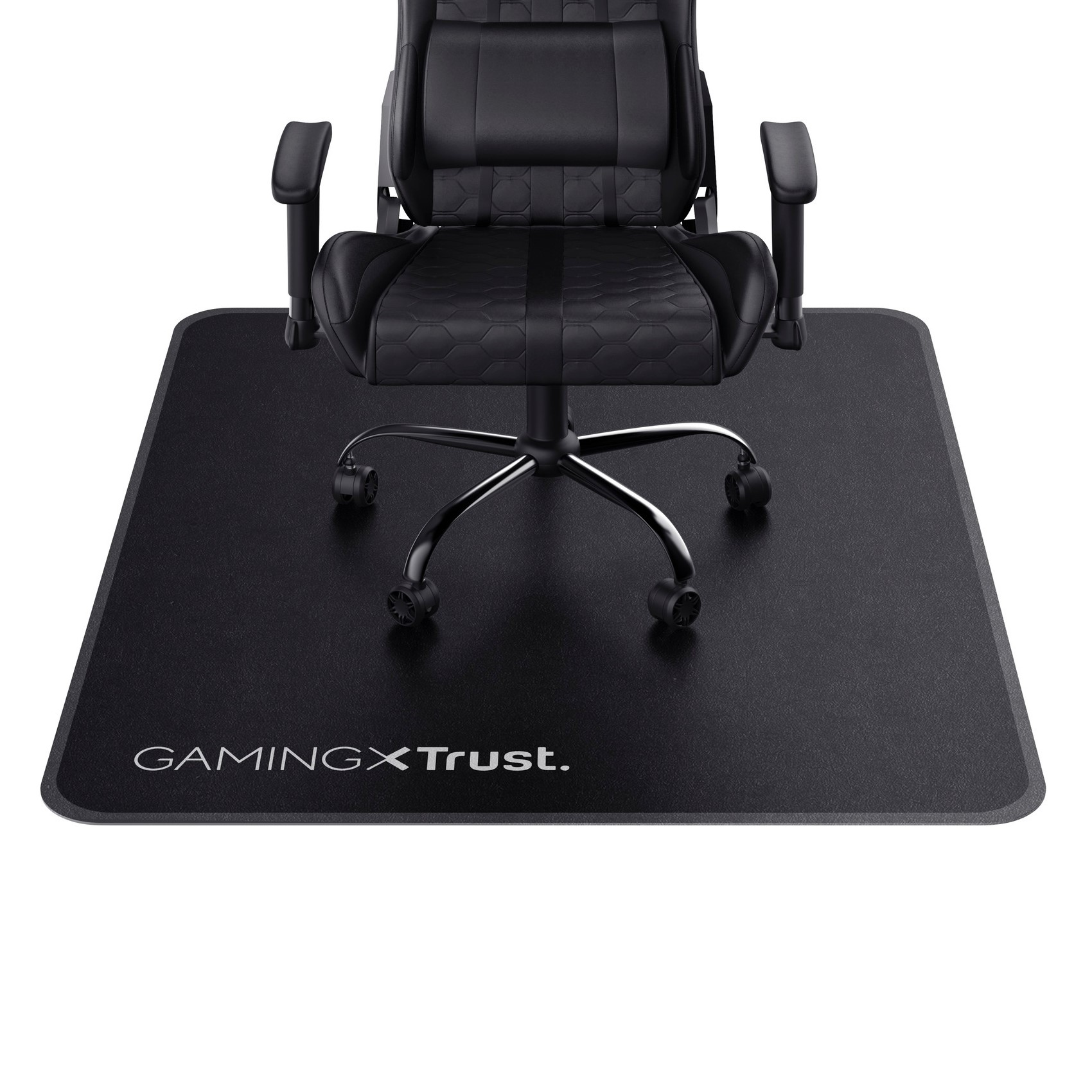 Ein schwarzer Gaming-Stuhl steht auf einer schwarzen Matte. Auf der Matte steht 'GAMINGX Trust'.
