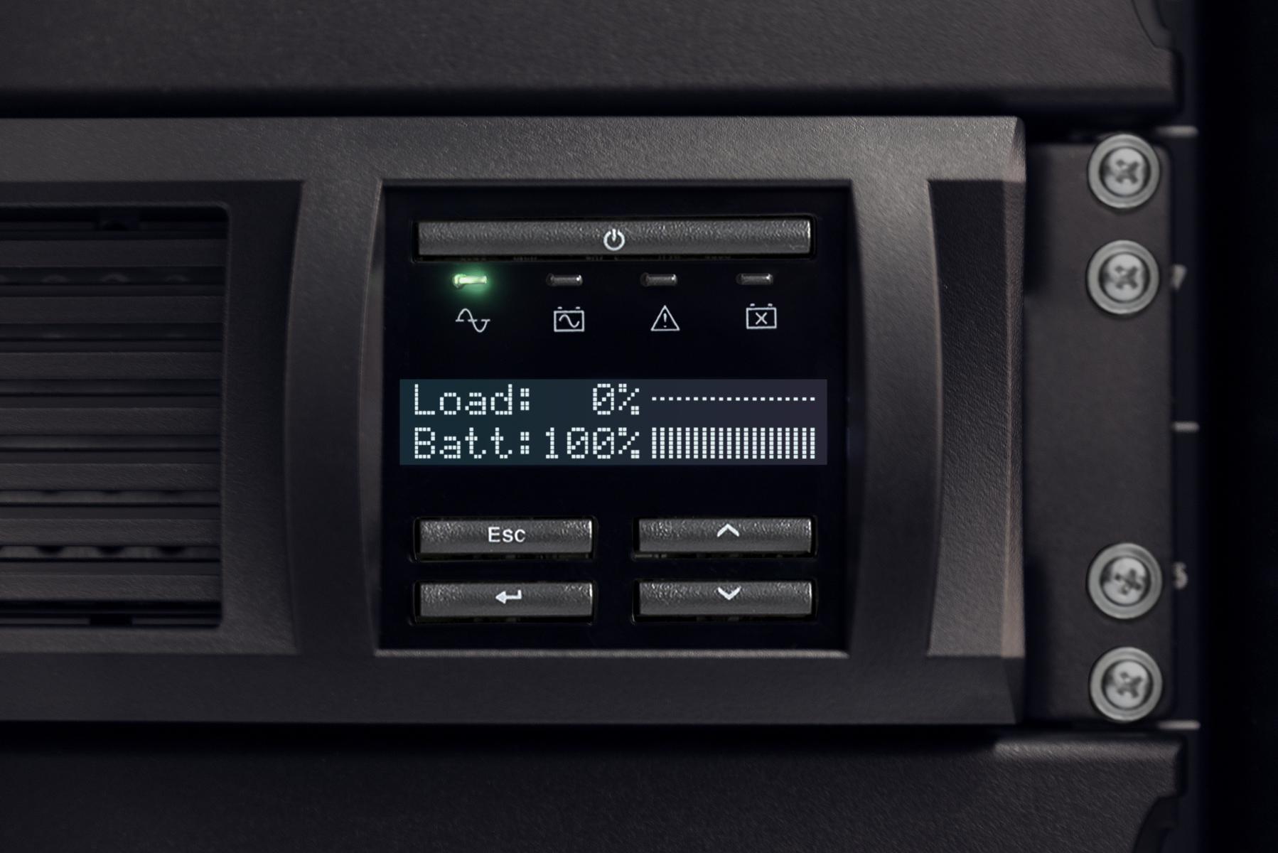 Primo piano dello schermo di un UPS, che mostra carico allo 0% e batteria al 100%.