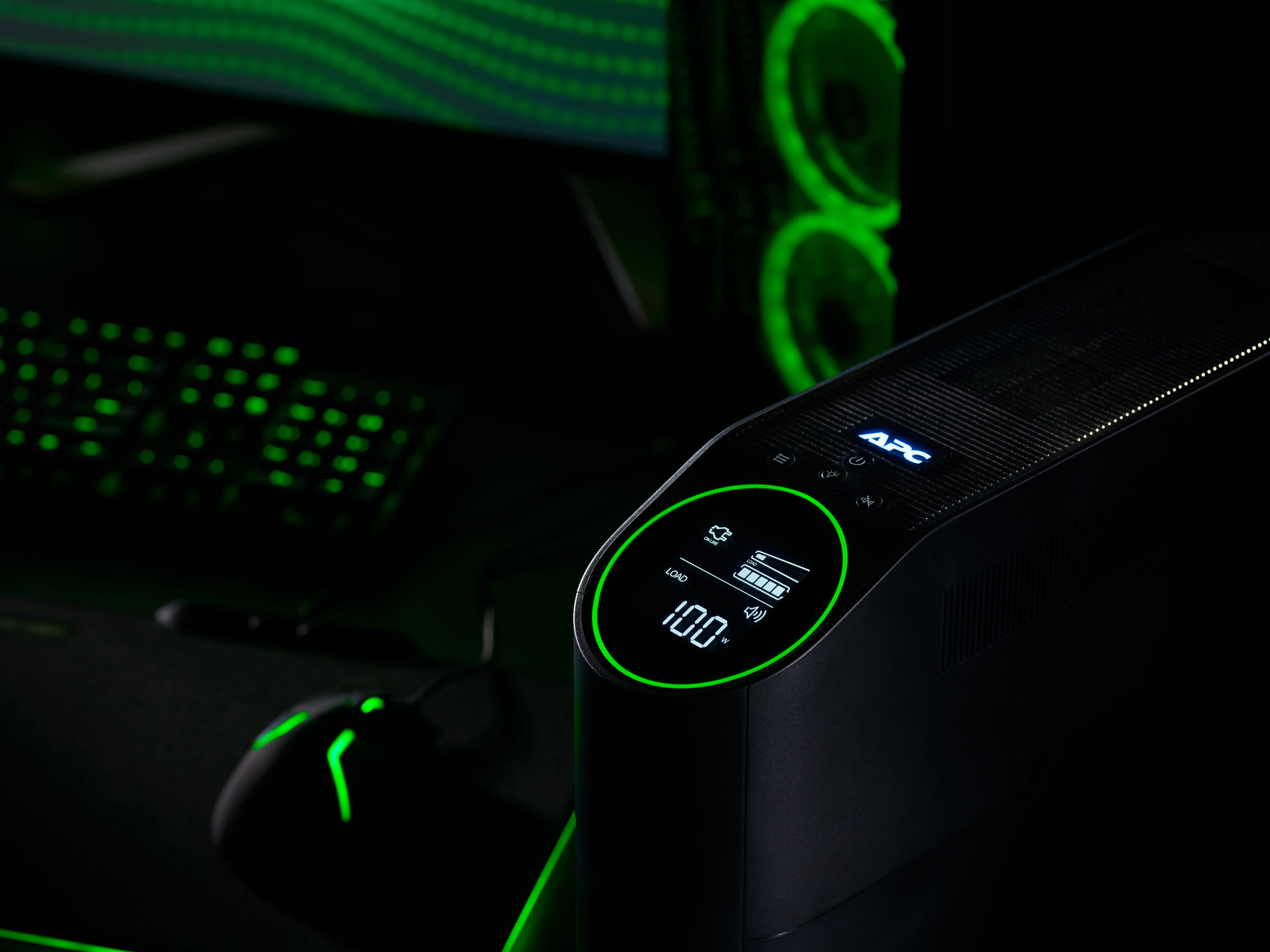 Czarne urządzenie z ekranem pokazującym 100% baterii, z innymi akcesoriami do gier.