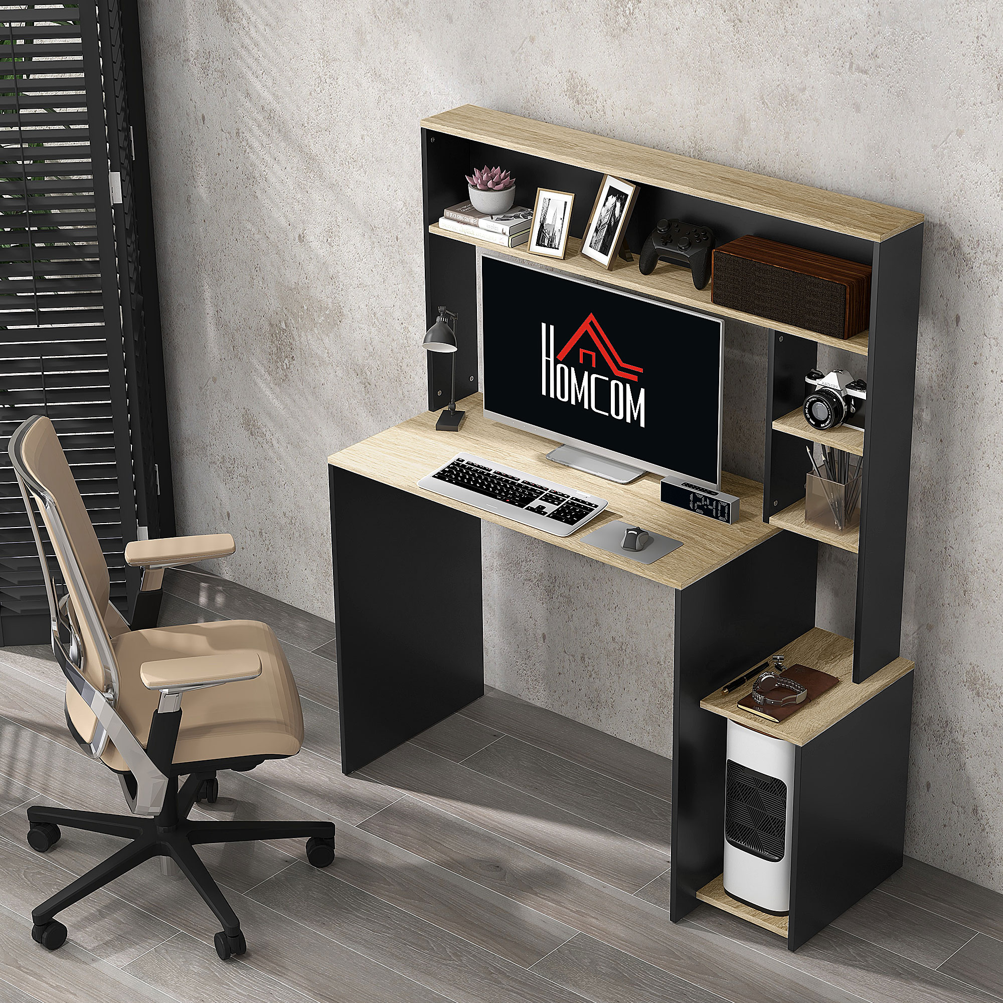 Un escritorio con ordenador y monitor, una silla y estanterías con decoración. El escritorio es de tono madera clara.
