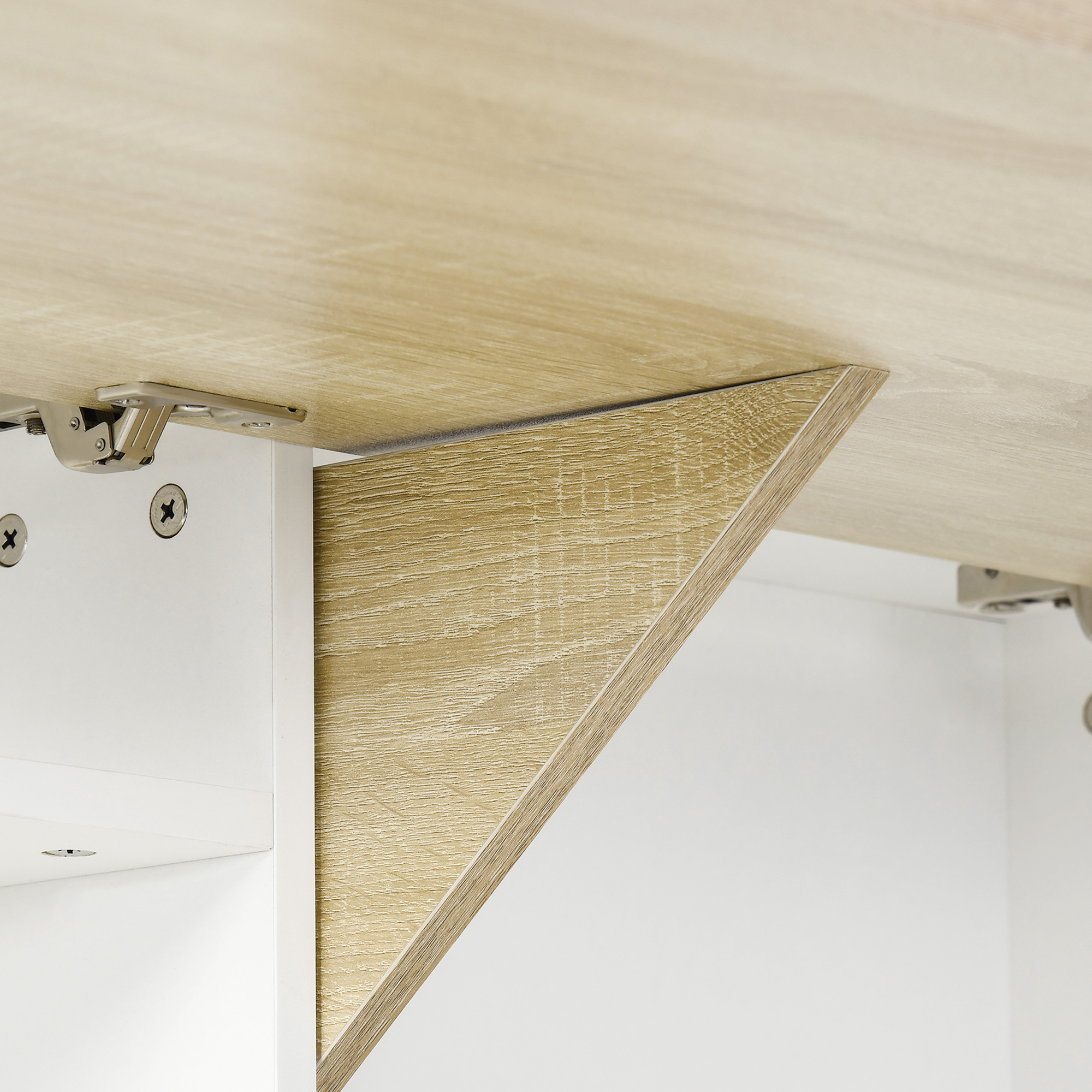 Primo piano di un angolo scrivania che mostra venature del legno e struttura portante.