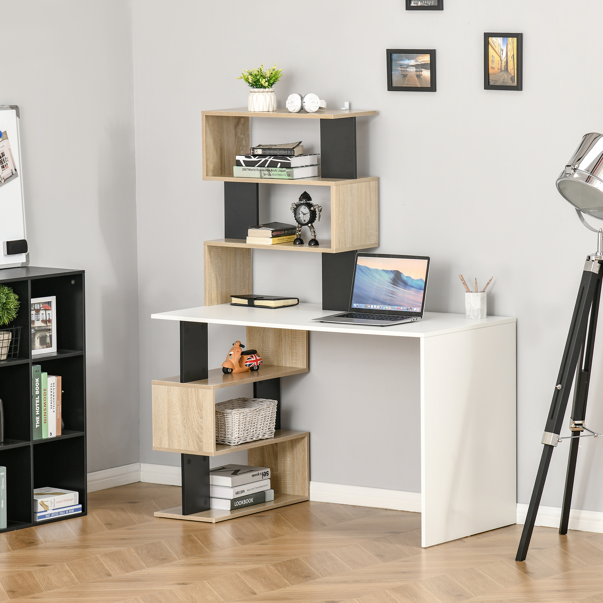 Scrivania con laptop e libreria, con design a zig-zag in legno chiaro e nero.