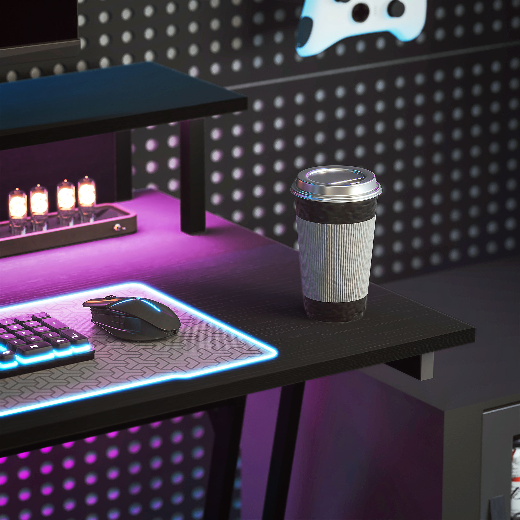 Scrivania con tazza, tastiera, mouse e tappetino gaming. Illuminazione viola.