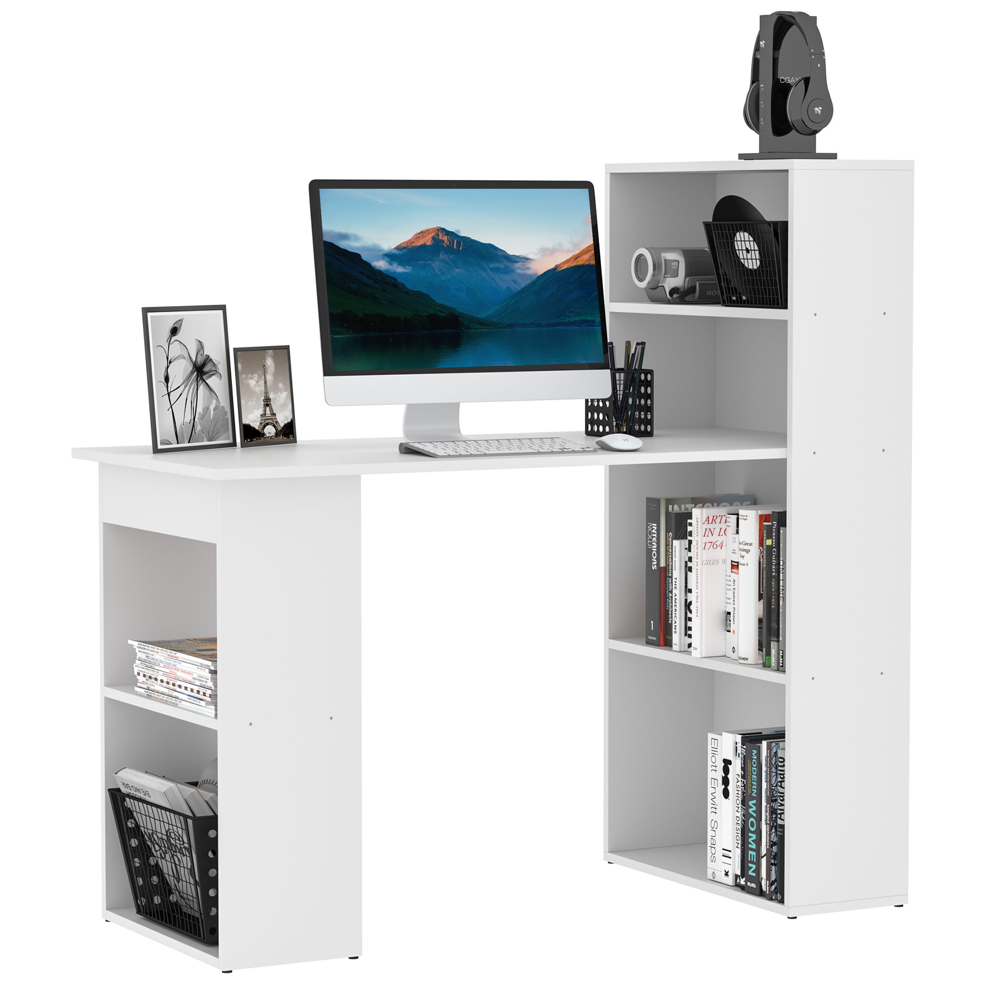 Una scrivania bianca con computer, librerie e una lampada. Foto e accessori sulla scrivania.