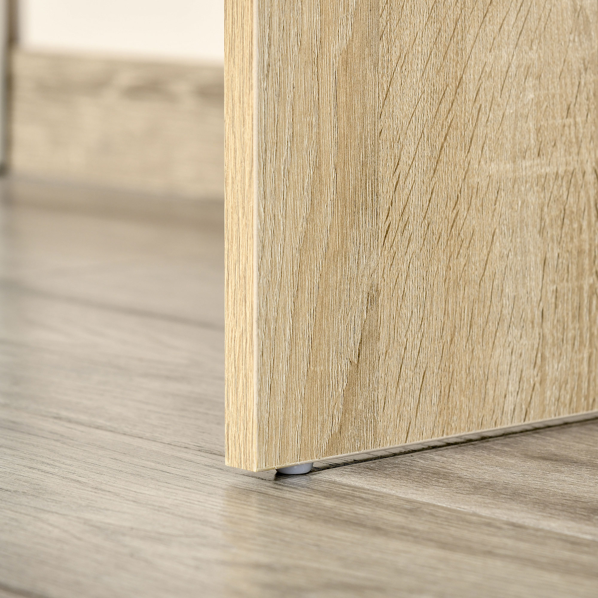 Primo piano della venatura del legno marrone chiaro su un'anta dell'armadio.