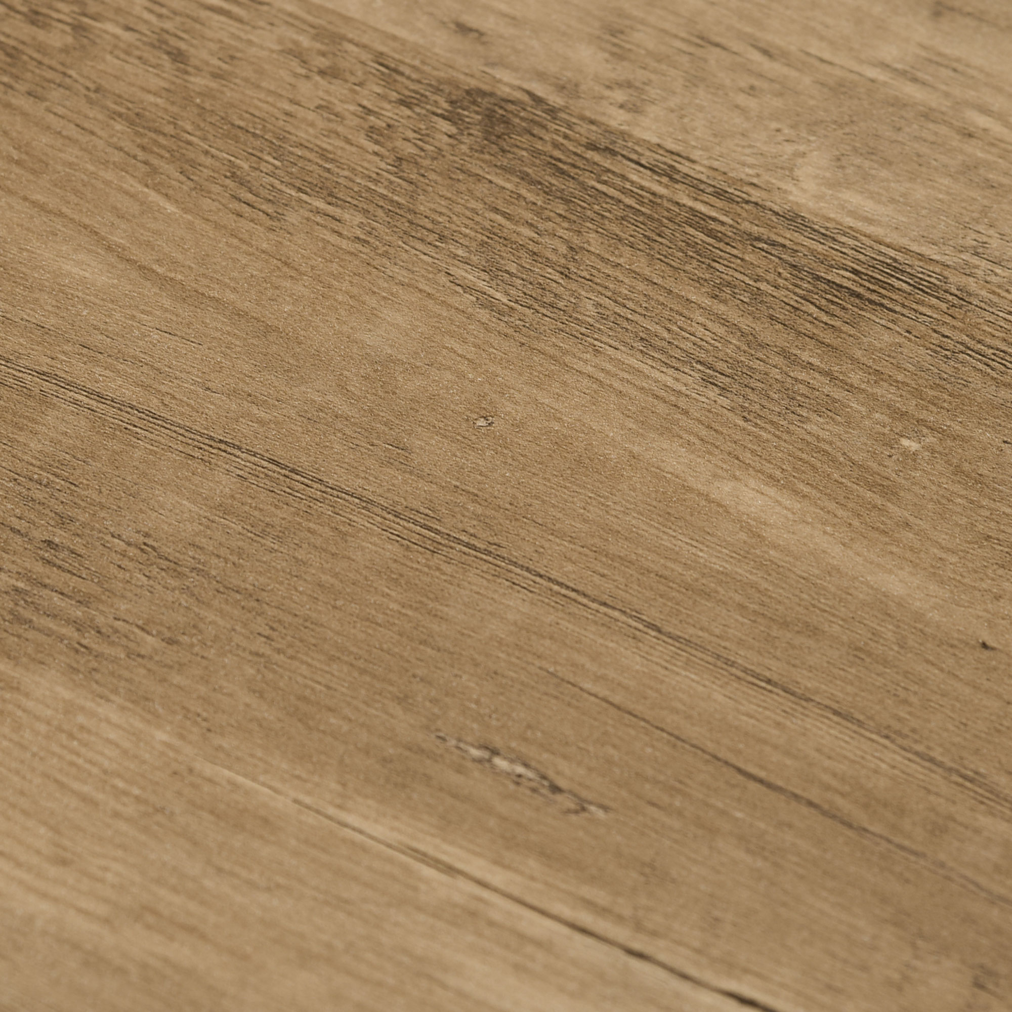 Primo piano di una superficie in legno con venature visibili e colore marrone chiaro.