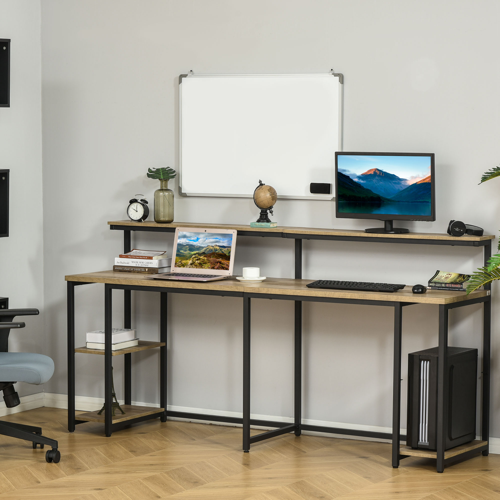 Una scrivania doppia con computer, monitor, laptop e accessori. Gambe in metallo nero.