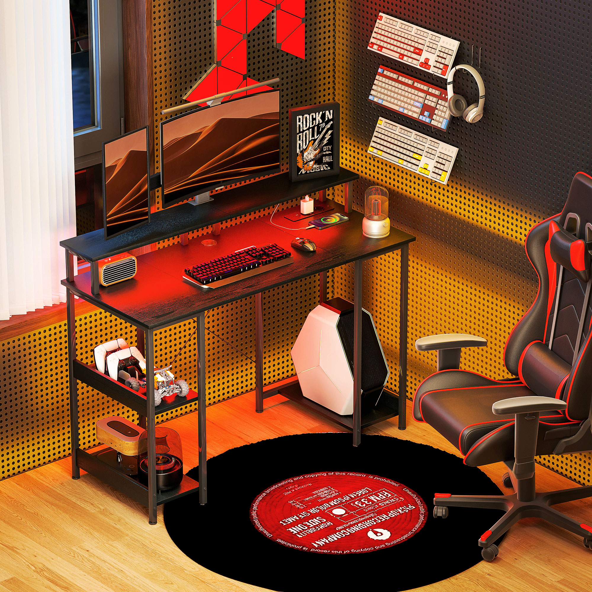 Scrivania da gioco con monitor, un computer e una sedia da gioco. Una luce rossa illumina la stanza.
