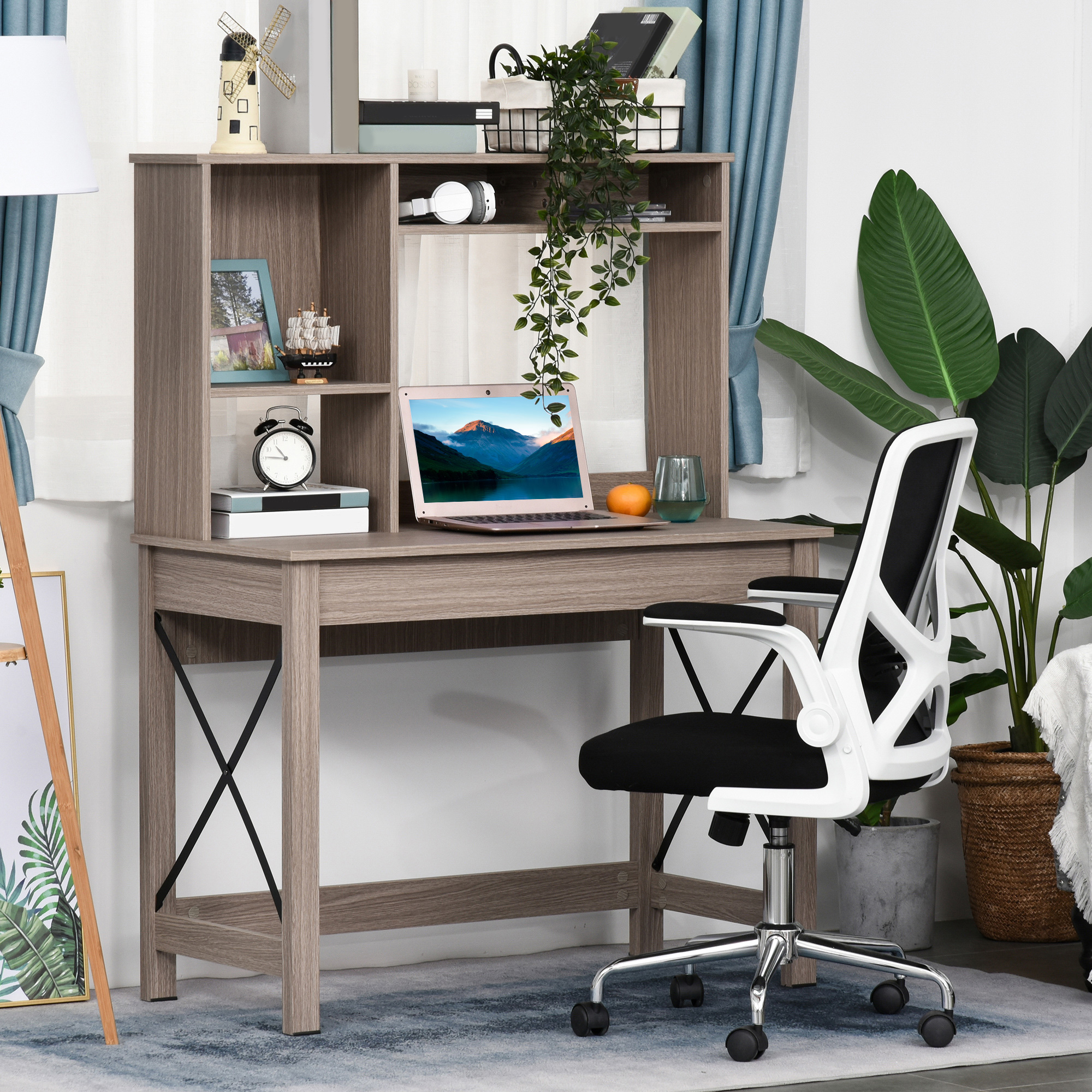 Scrivania in legno con laptop, sedia e scaffali. Decorazioni, piante e una finestra sullo sfondo.