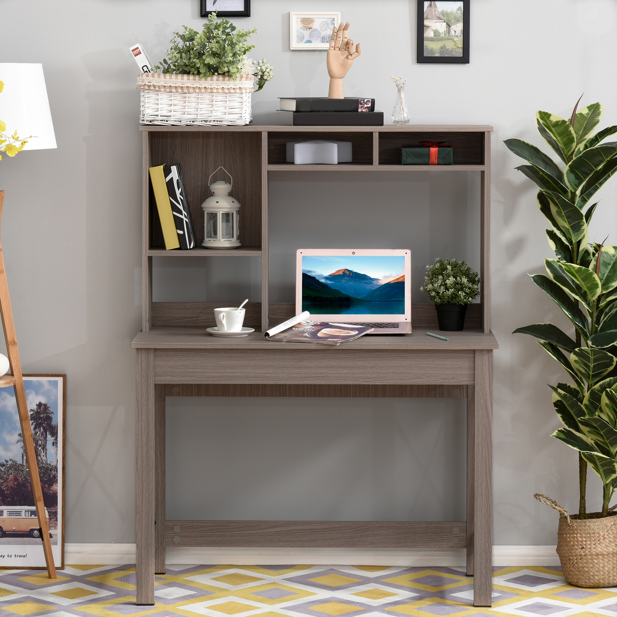 Scrivania in legno con monitor, laptop e oggetti. La scrivania ha un ripiano e cassetti.