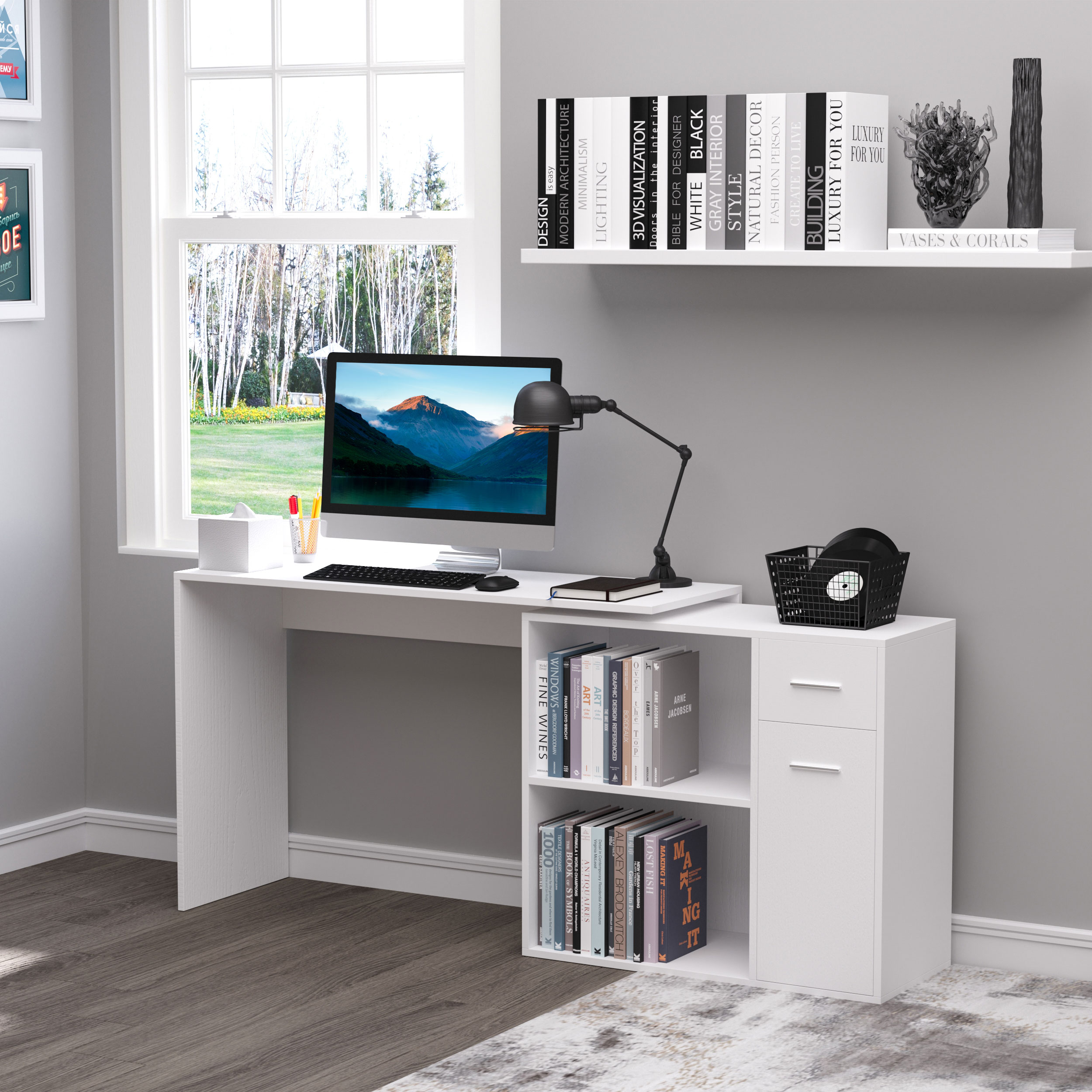 Scrivania bianca con monitor e libreria. La scrivania è in una stanza ben illuminata.