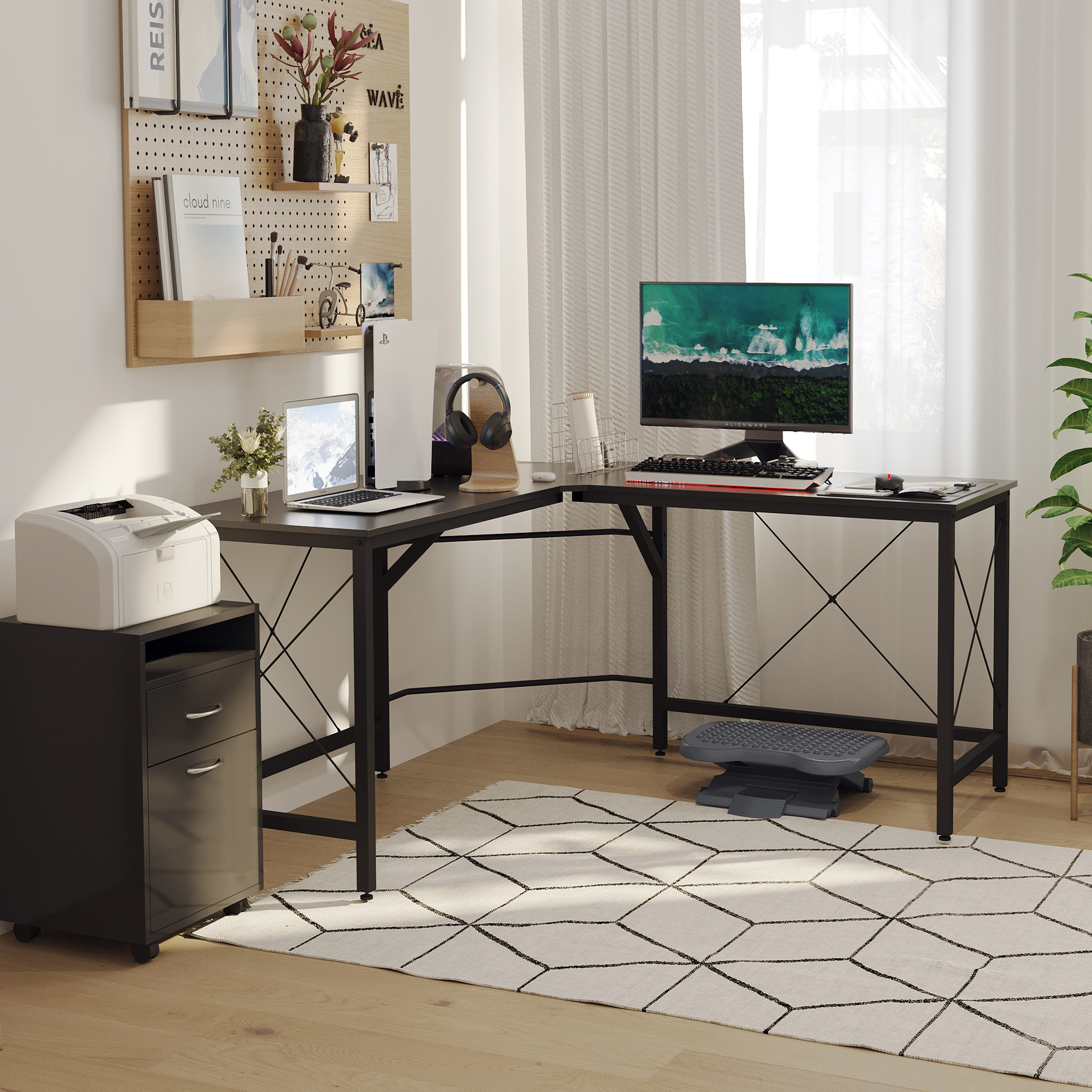 Ein schwarzer L-förmiger Schreibtisch mit Computer, Drucker und Zubehör im Büro.