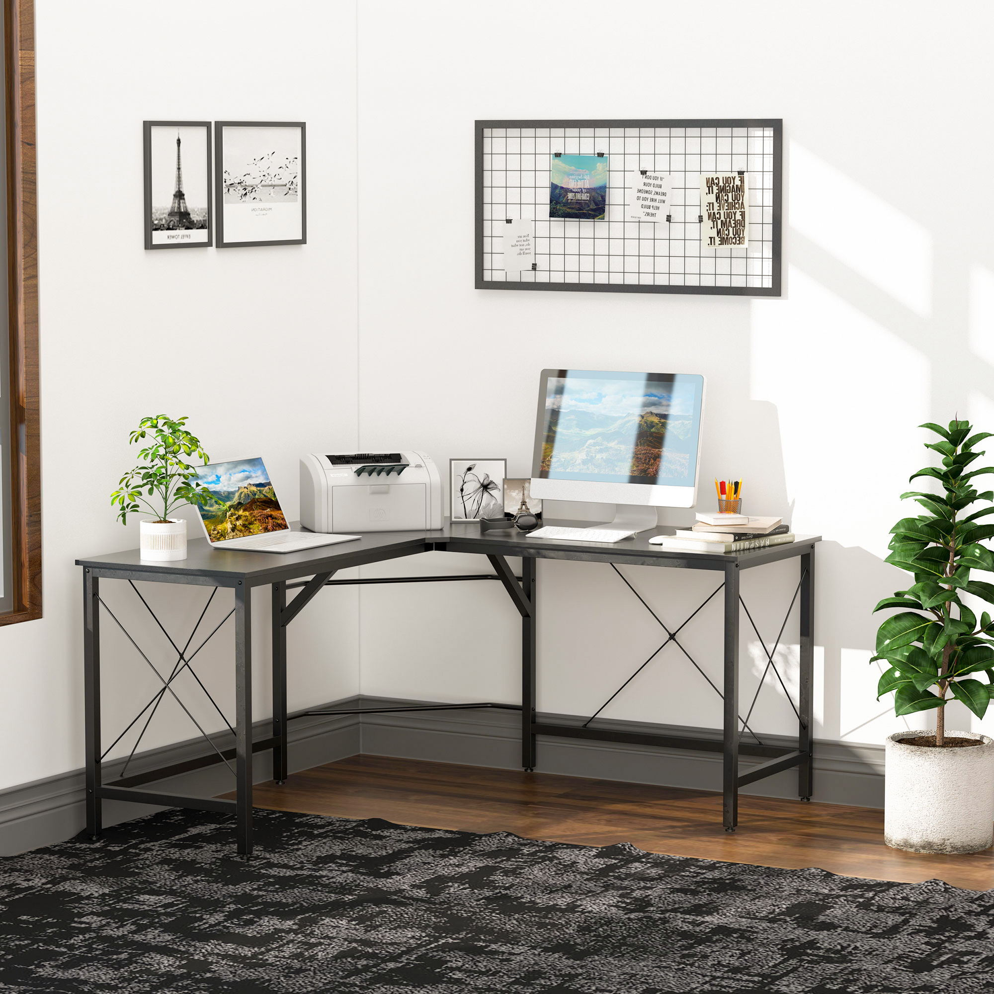 L-förmiger Schreibtisch mit Computer, Büchern und Deko in einer Ecke. Teppich auf Holzboden, weiße Wand.