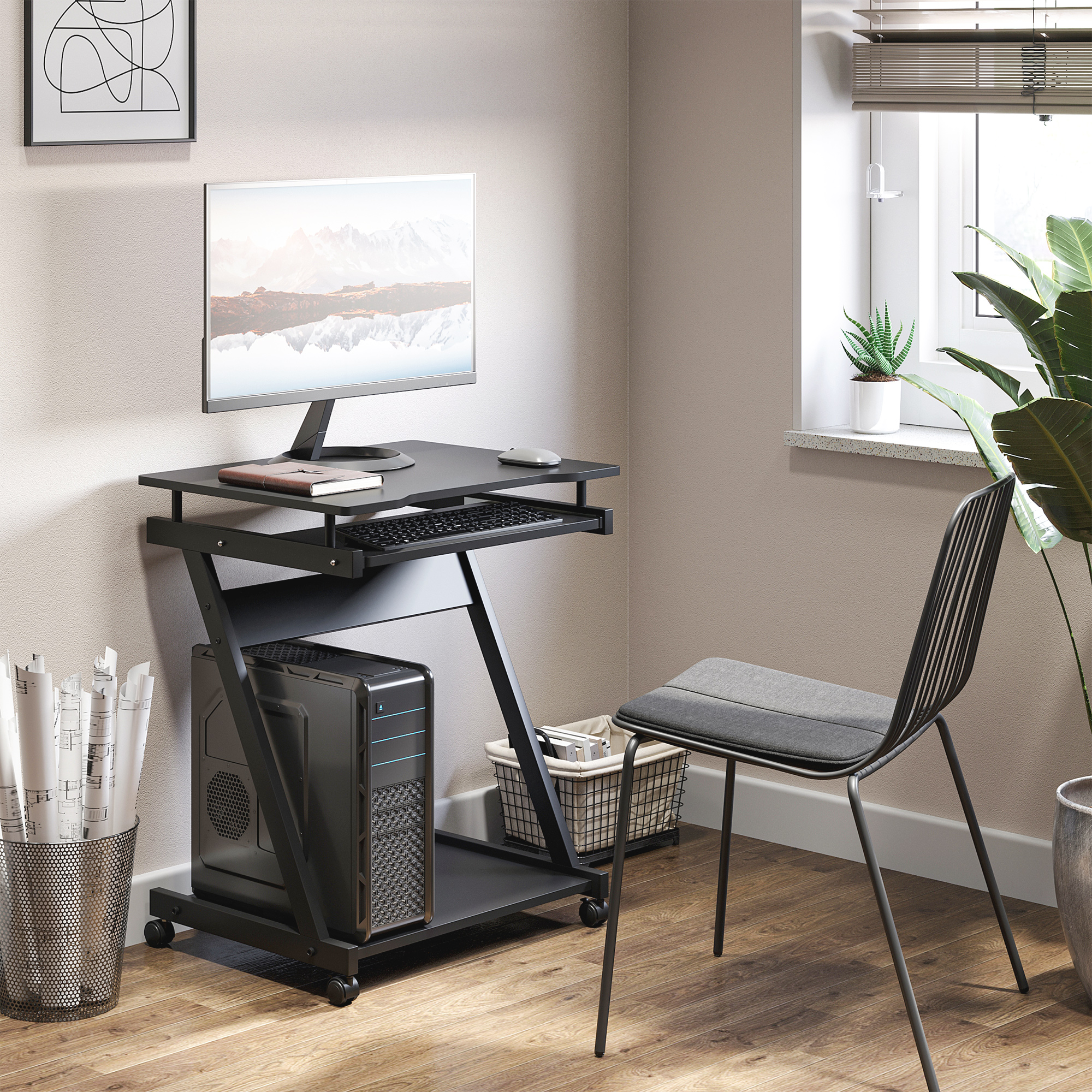 Scrivania nera con computer e sedia. Un cesto e una finestra sullo sfondo.