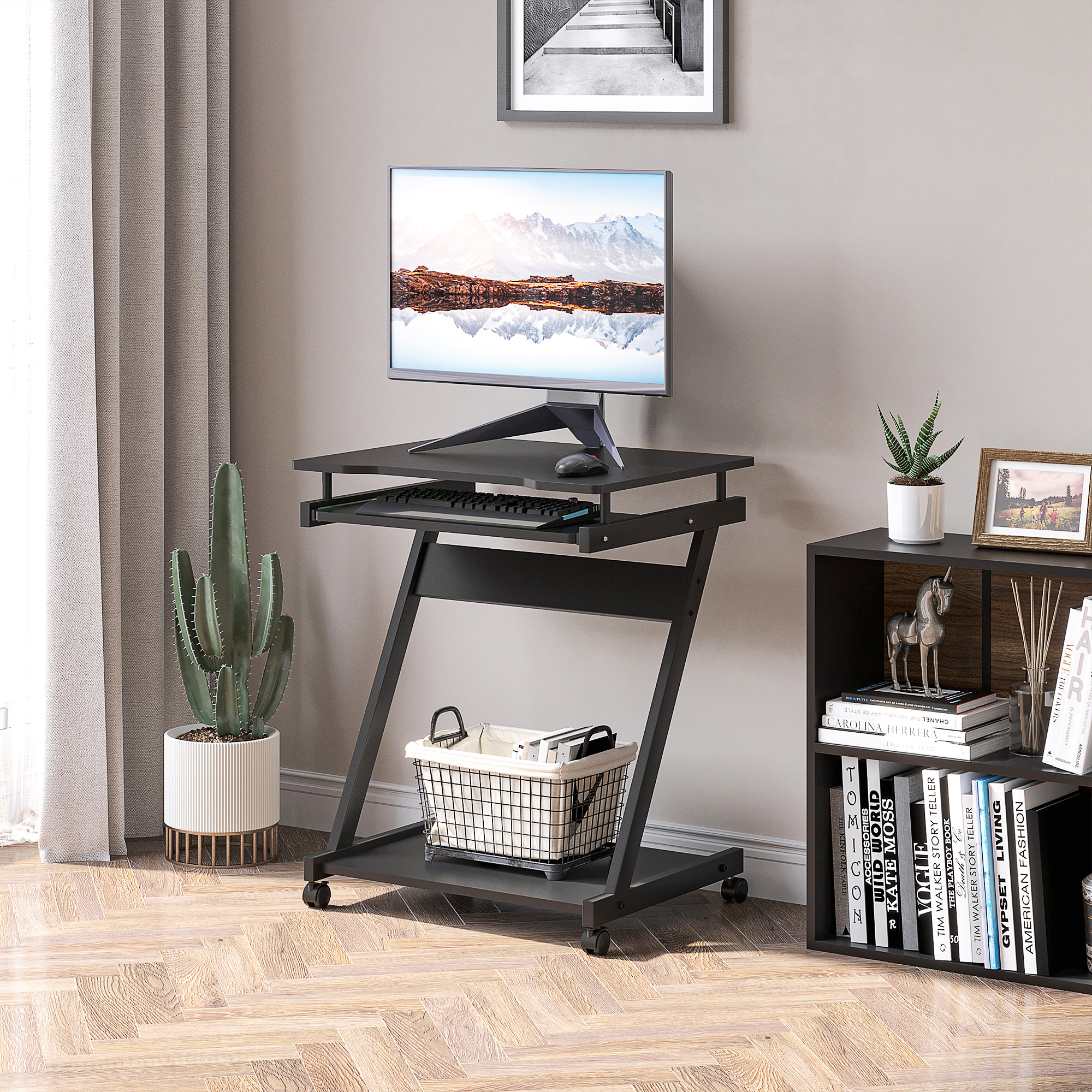 Scrivania nera con computer, mouse e un cestino su ruote.