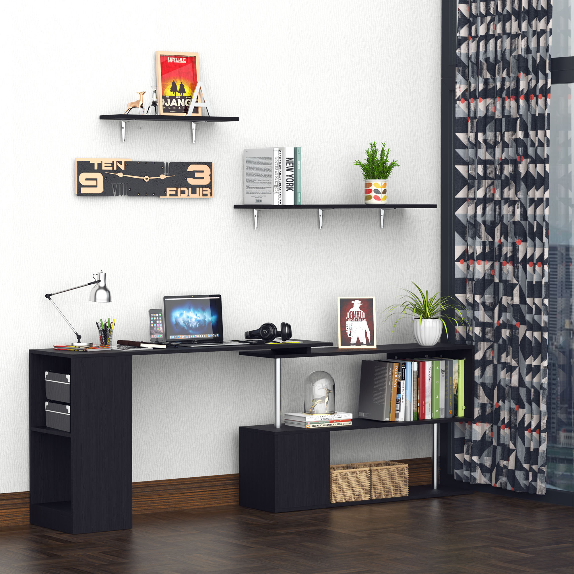 Scrivania nera con laptop, lampada e mensole con libri e decorazioni.