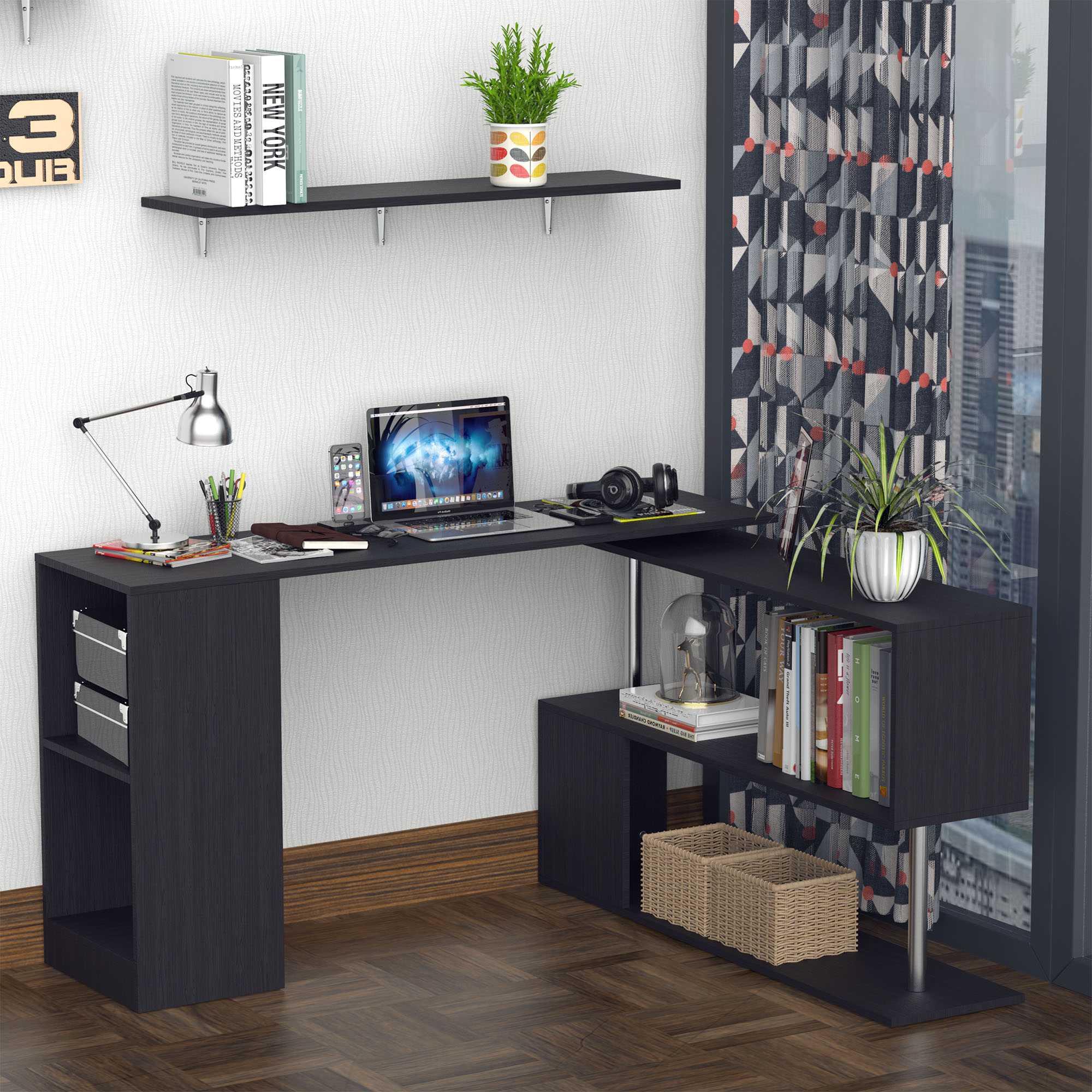 Una scrivania nera con laptop, libri e accessori. Una pianta e una finestra con tende a fantasia sono visibili.