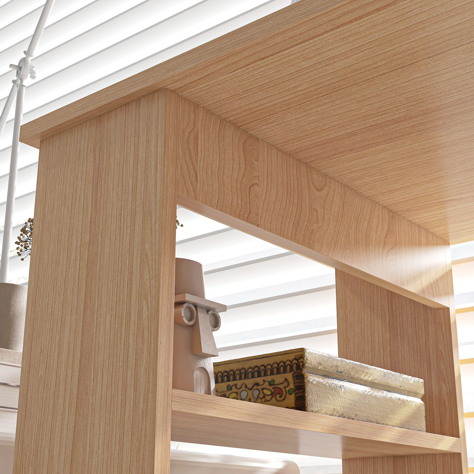 Primo piano di una mensola in legno con decorazioni e scatole.