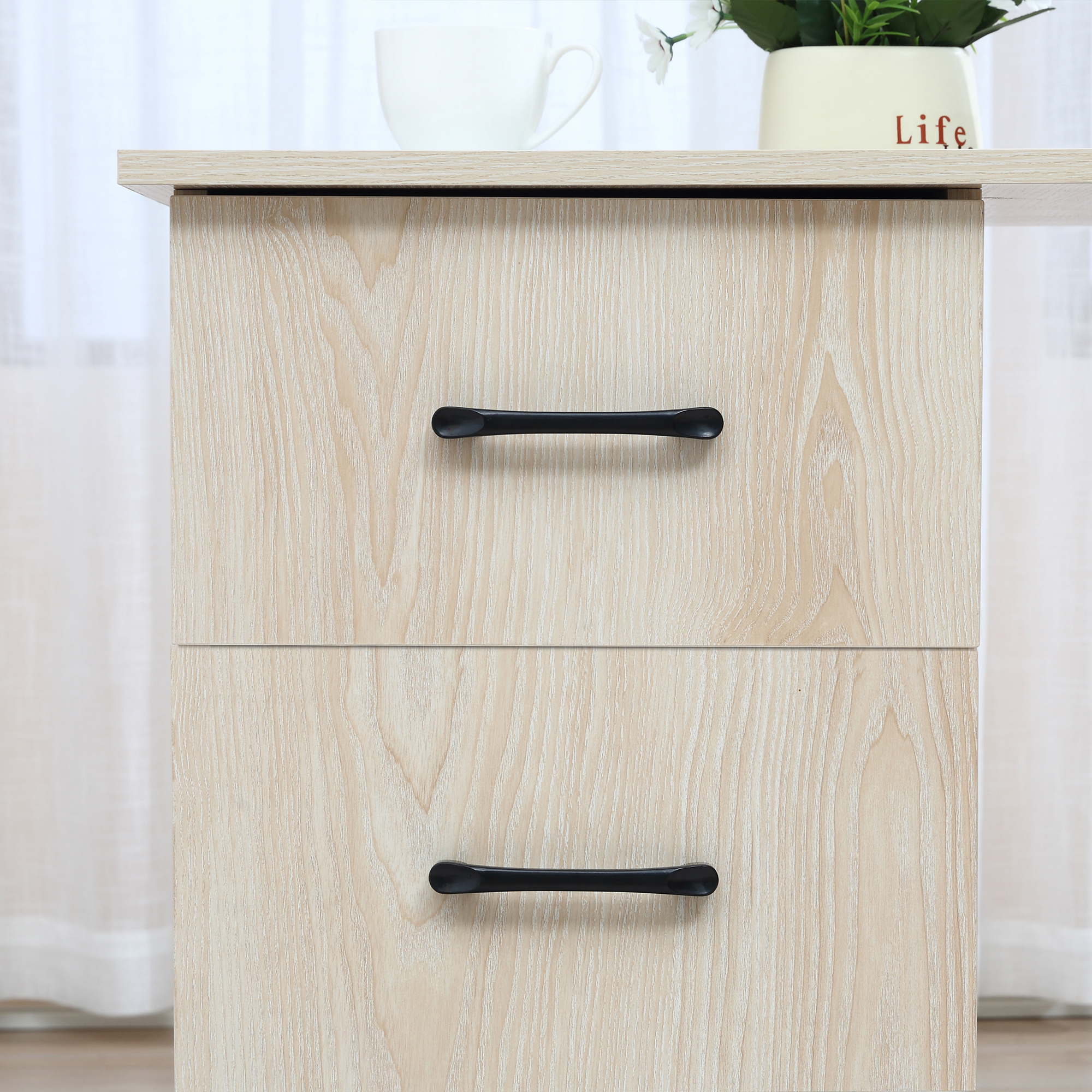 Cassetto della scrivania in legno con maniglie nere. Due cassetti visibili. Sfondo bianco.