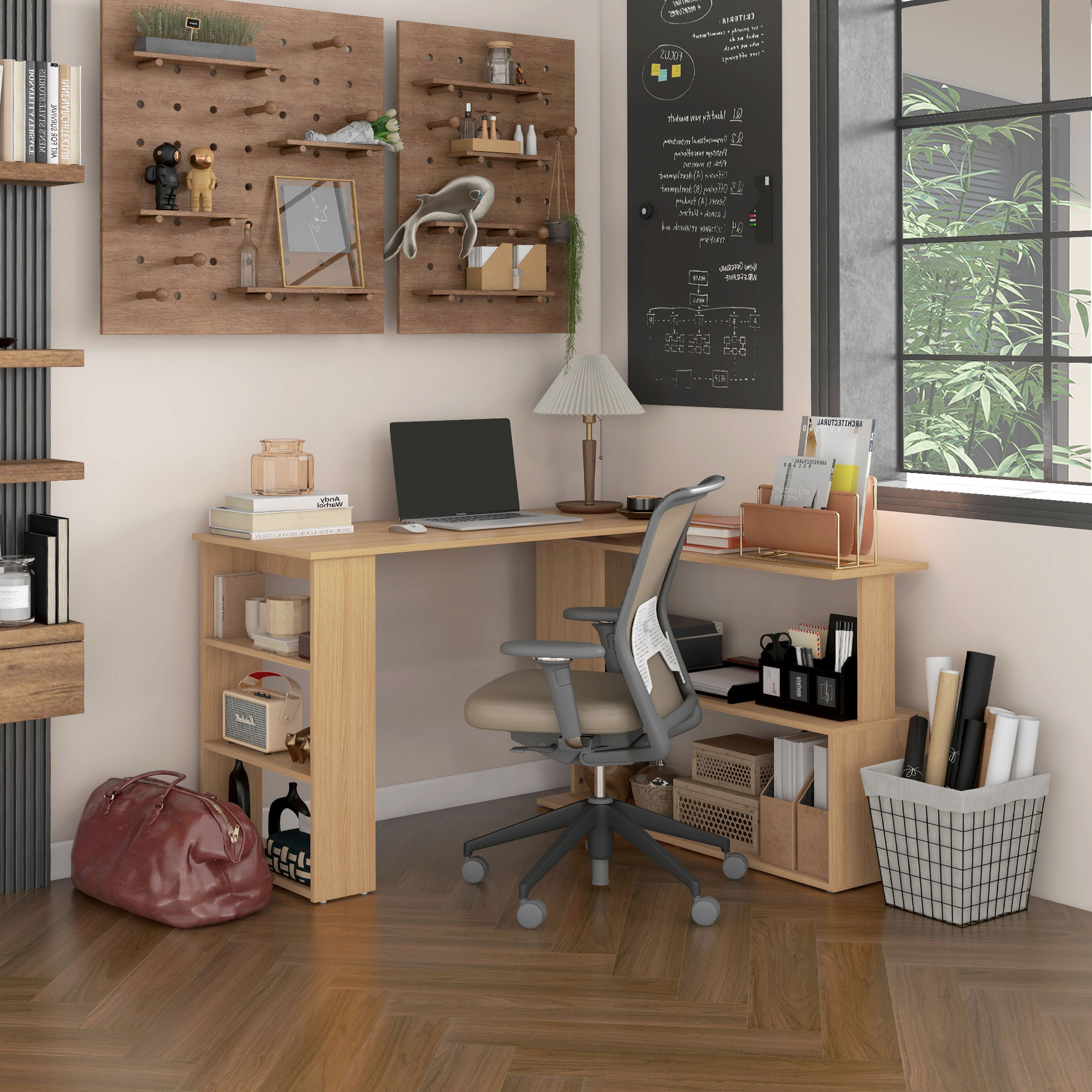 Scrivania con laptop, sedia e vari oggetti. Muri in legno, pannelli forati. Finestra mostra verde.