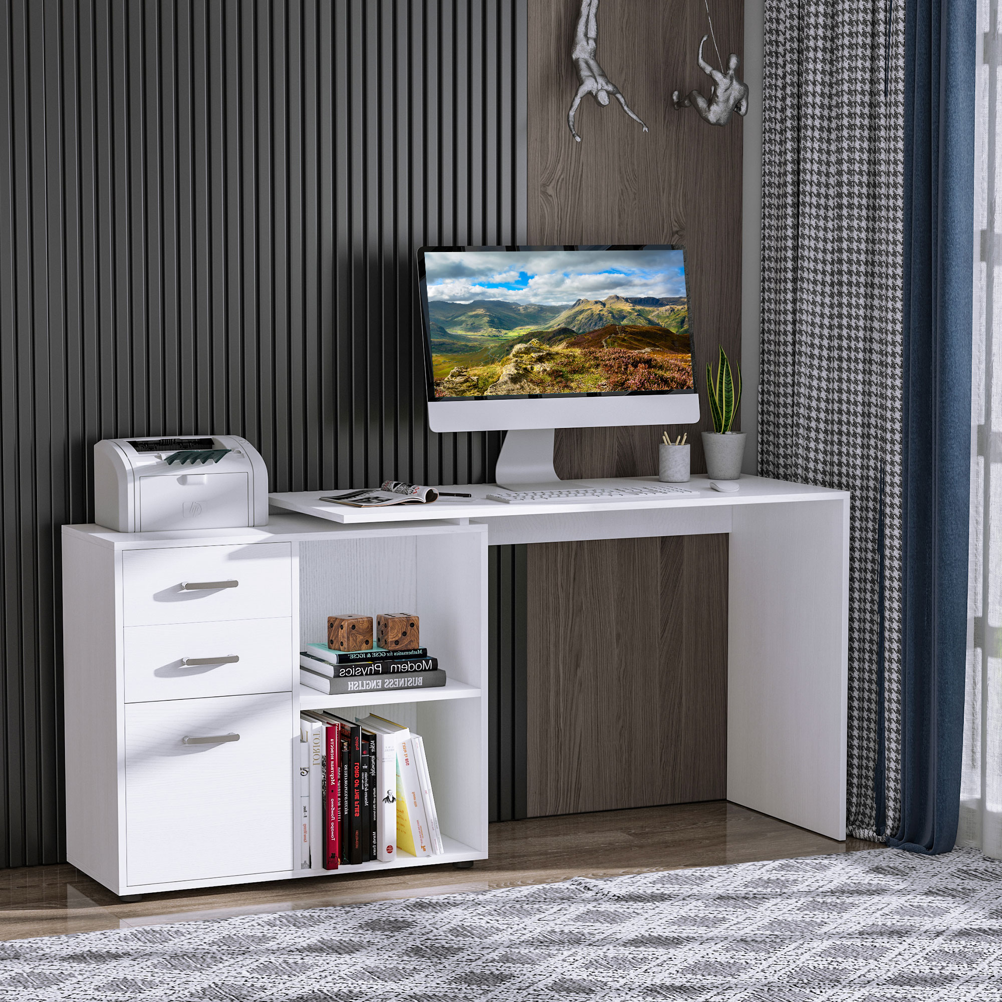 Scrivania bianca con monitor, stampante e cassetti. Libri e decorazioni su una mensola laterale. Decorazioni murali e tende.