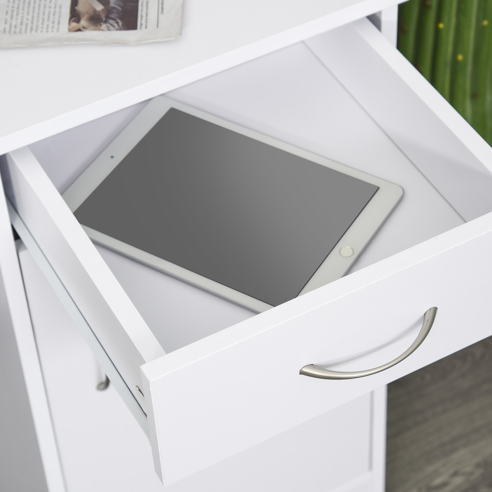 Cassetto bianco con un tablet all'interno. Il cassetto è leggermente aperto.