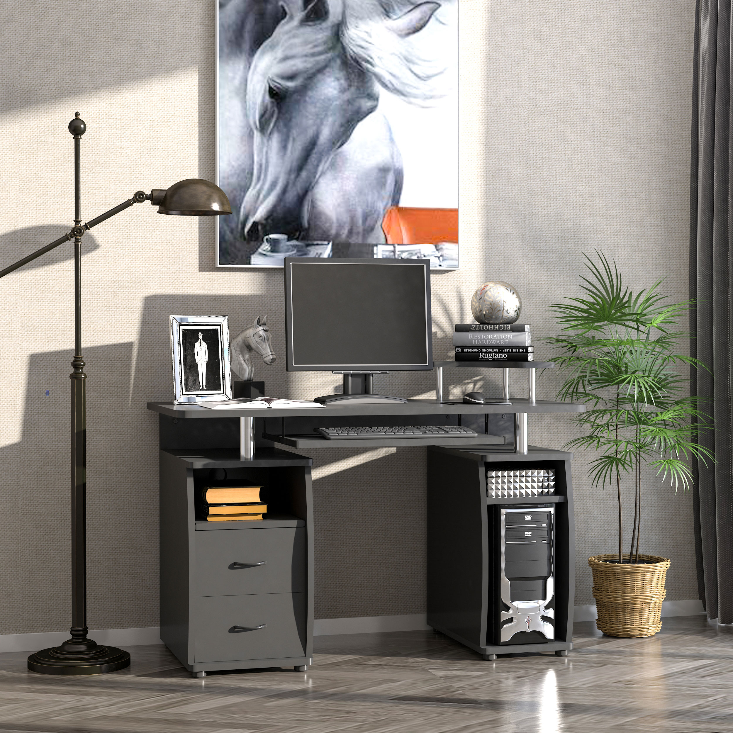 Scrivania grigia con computer, cassetti e supporto per monitor. Lampada da terra e opera d'arte nella stanza.