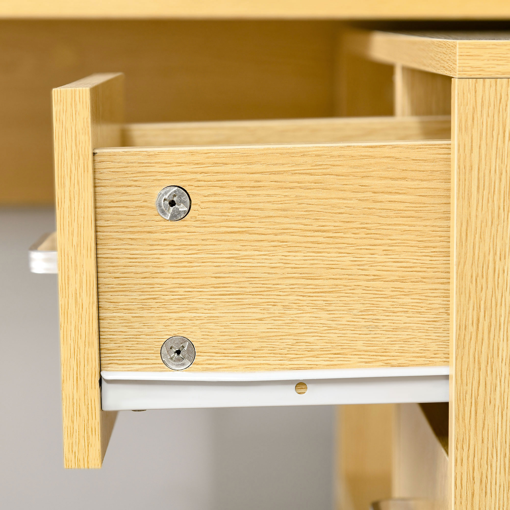 Primo piano di un cassetto di legno. Due viti sono visibili sulla parte anteriore.