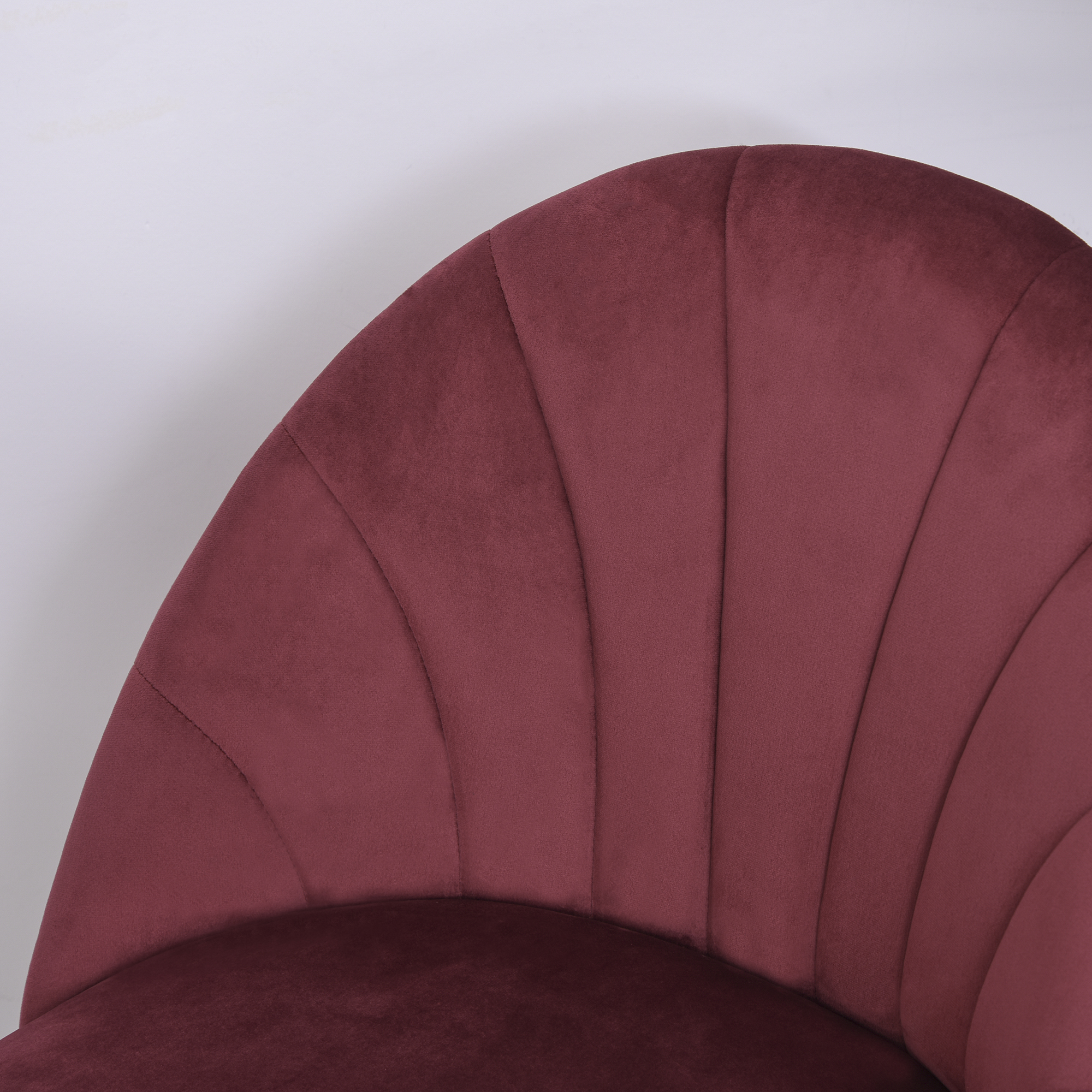 Primo piano dello schienale di una sedia in velluto bordeaux con linee verticali.