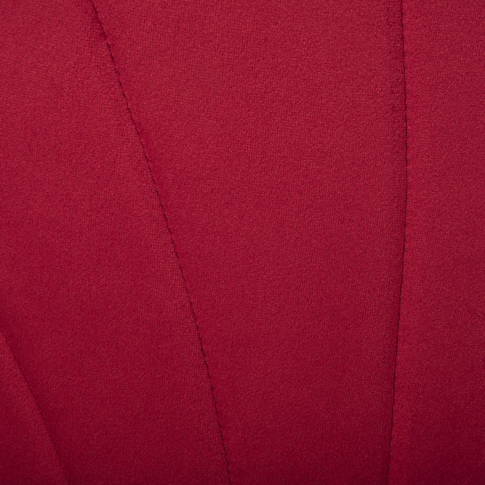 Primo piano di tessuto rosso con linee di cucitura.