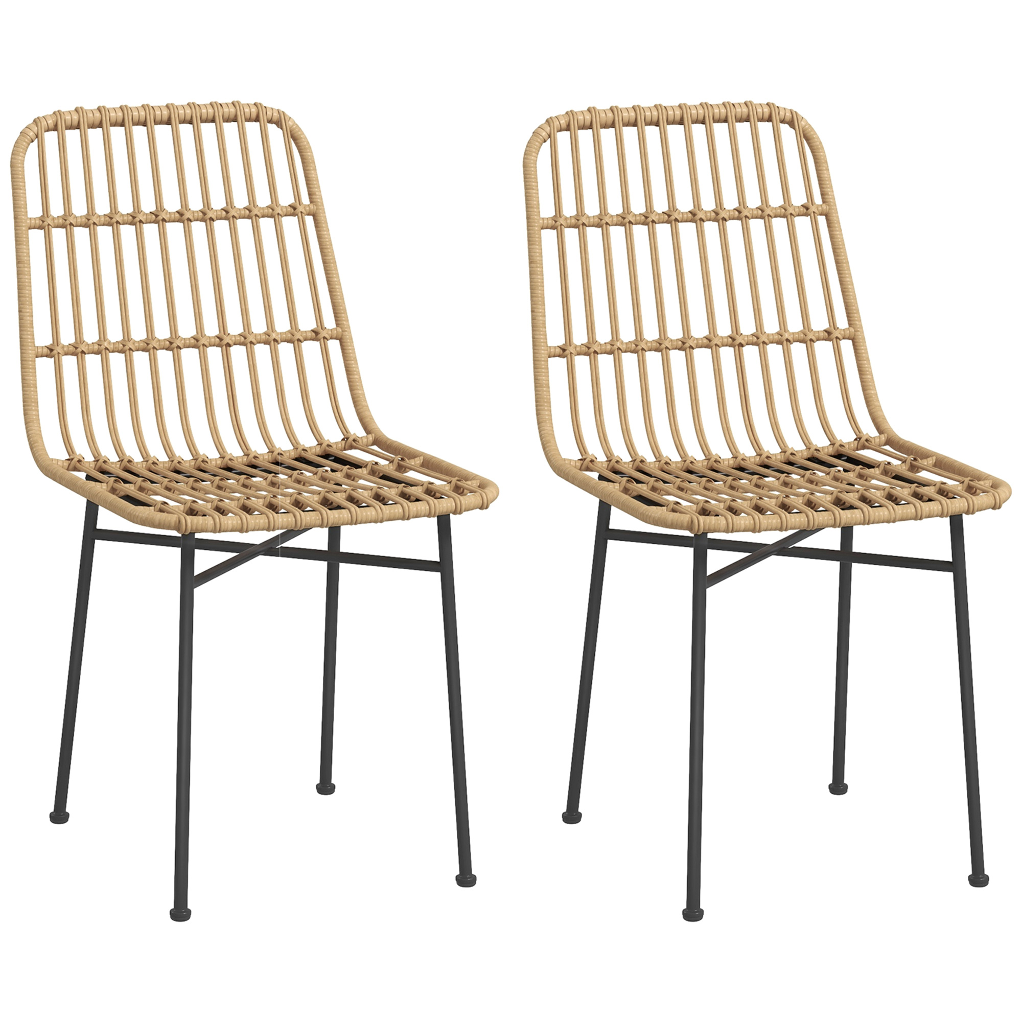 Due sedie in rattan beige con gambe nere. Le sedie hanno lo schienale intrecciato.