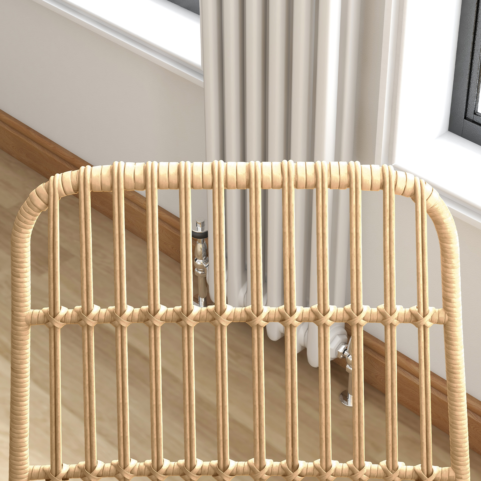 Primo piano dello schienale di una sedia in rattan. Un termosifone e una finestra sullo sfondo.