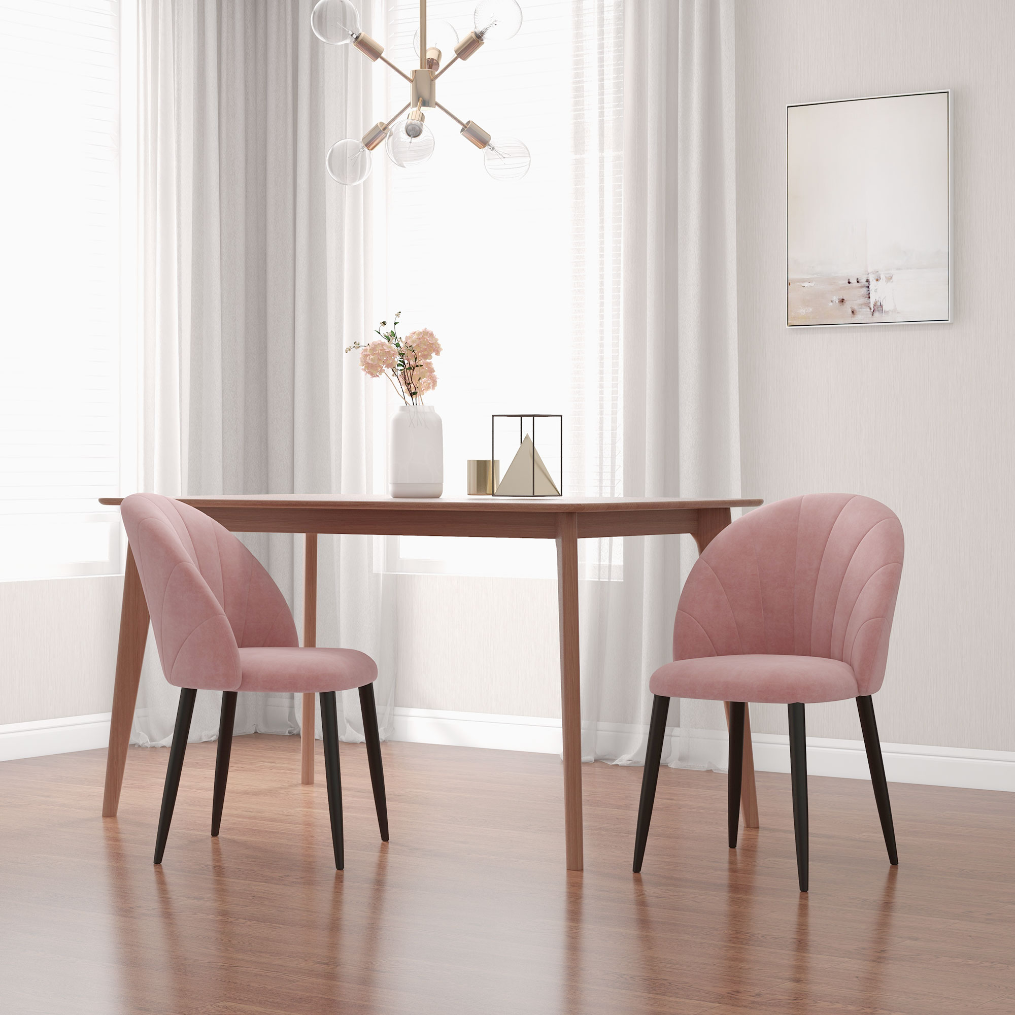 Due sedie rosa e un tavolo di legno. C'è una lampada e una finestra.