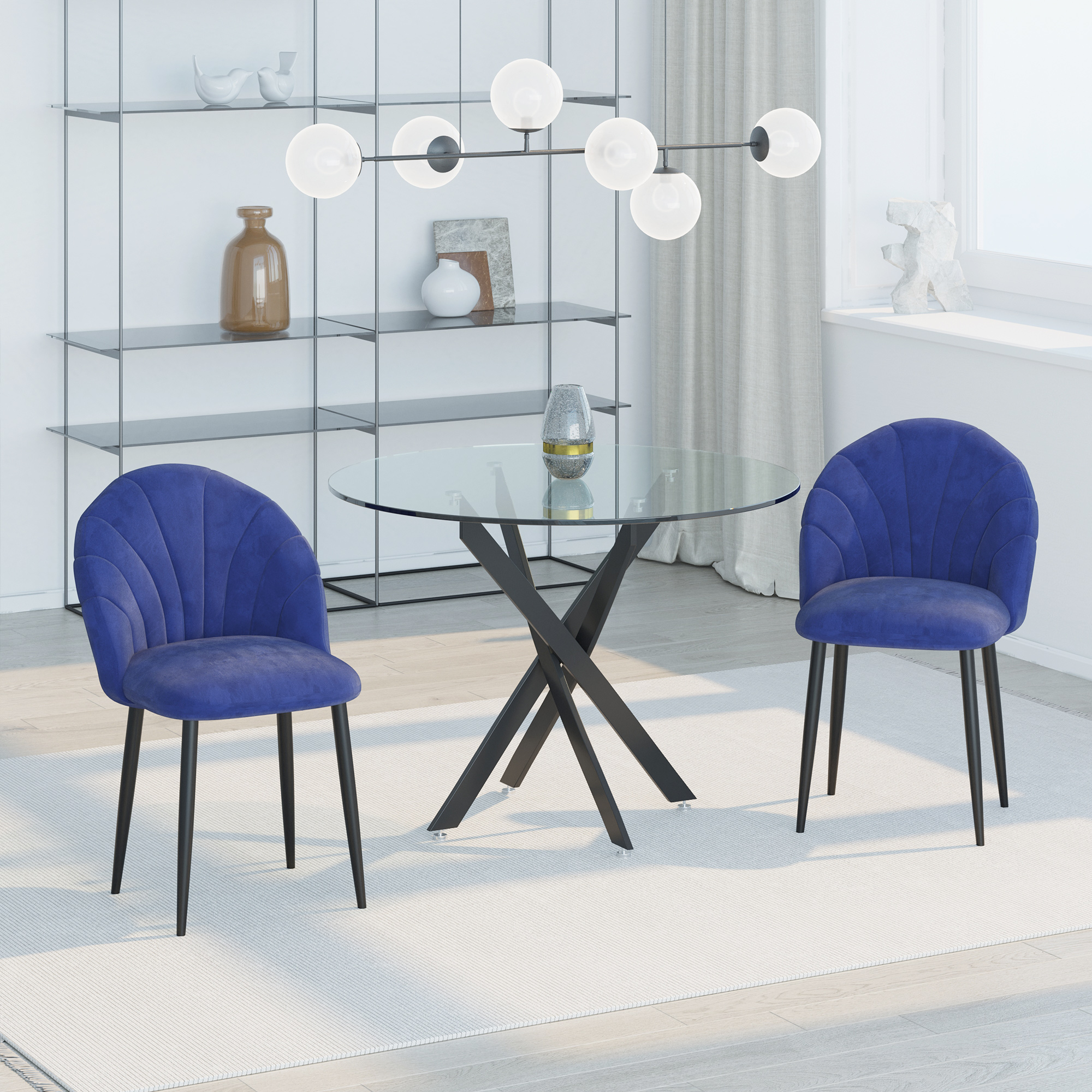 Tavolo rotondo in vetro con due sedie blu, lampadario cromato e scaffalatura.