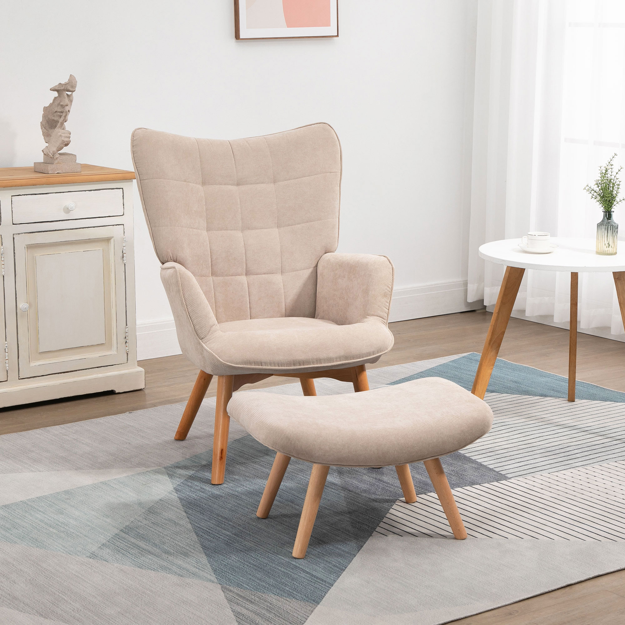 Poltrona e pouf beige su un tappeto fantasia. Tavolino e armadio bianchi presenti.