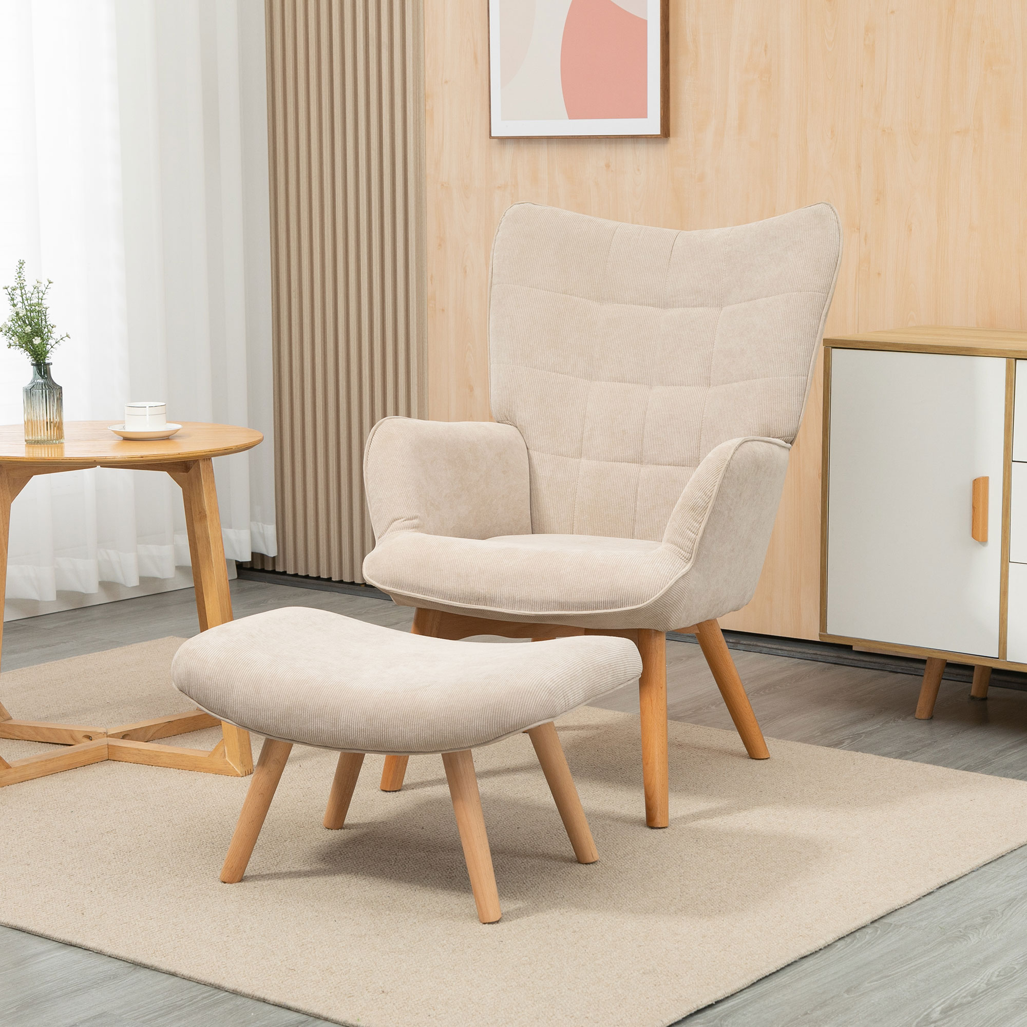 Poltrona beige con poggiapiedi abbinato. La scena include un tavolo e un mobile.