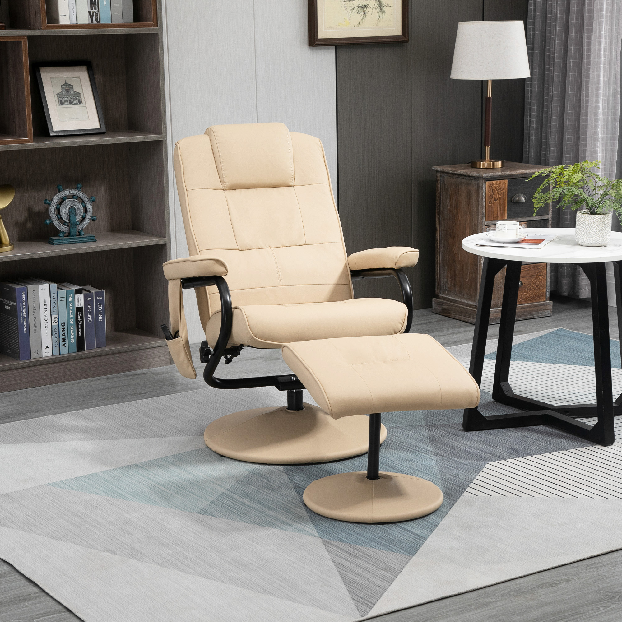 Poltrona reclinabile beige con pouf. Libreria, tavolo e lampada, creando uno spazio living rilassante.